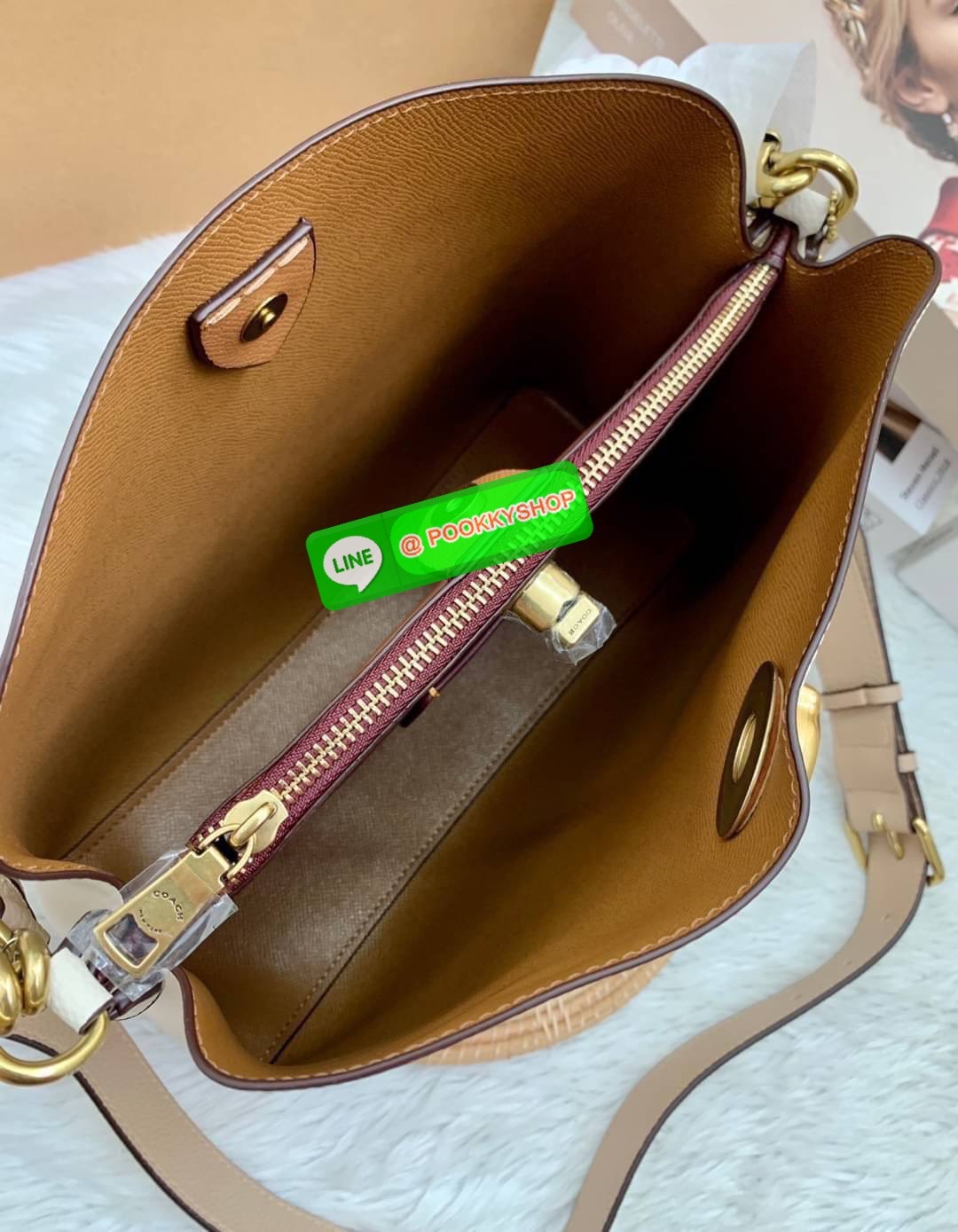 COACH WILLOW SHOULDER BAG ((C2745//C2590//C2621)) พร้อมส่ง ไม่ให้หลงรักยังไงไหว 🔺กระเป๋าหิ้ว//คล้องไหล่//สะพายข้าง สุดคุ้ม! หนังแท้ชั้นดีที่สุด ได้ไปหลงรักแน่นอนค่ะ หนังสวยมากๆ 🔺ตัวกระเป๋าแบ่งเป็นสองช่องหลัก ด้านนึงเป็นแบบหมุนล็อค//อีกด้าน