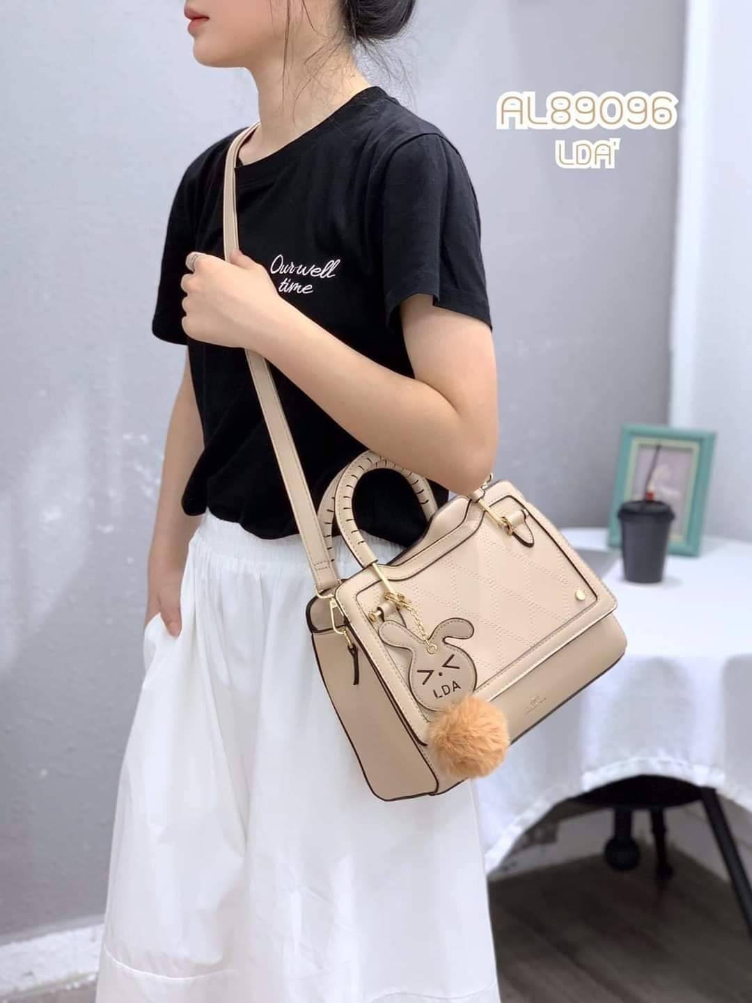 LDA BAGS พร้อมส่ง กระเป๋าสะพายข้าง LDA แบรนด์แท้ 100% แต่งด้วยพวงกุญแจปอมกระต่ายสดใสน่ารัก งานหนัง PU ทรงสวย ด้านหน้าเย็บลายตาราง งานcuttingเนี้ยบมากค่ะ ด้านในมี 3 ช่องใช้งาน หูถือดีไซน์สวย ทนทานแข็งแรง มีสายสะพาย 2 แบบ , ด่วน !!! สินค้ามีจำนวนจำกัดค่ะ