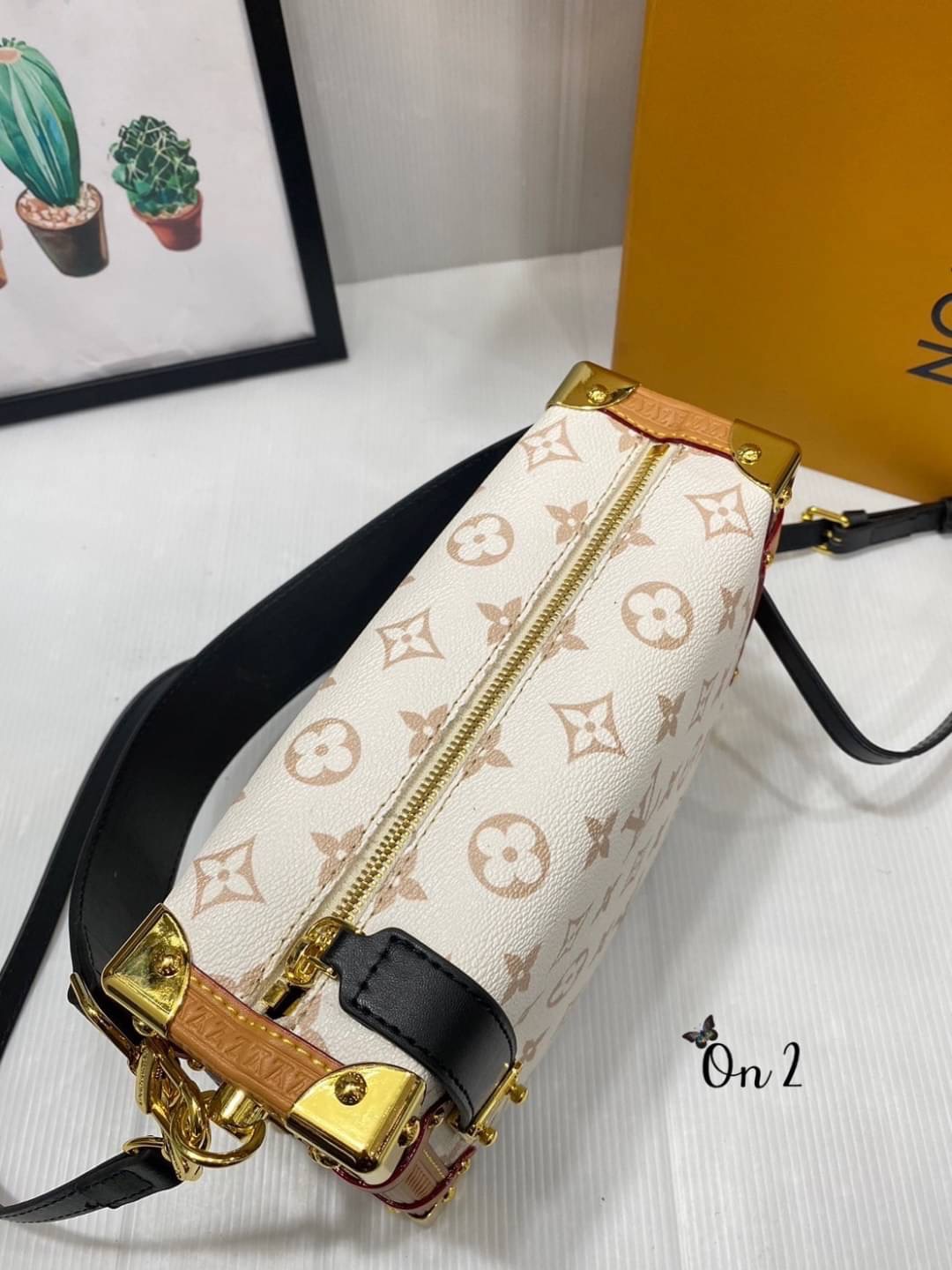Louis Vuitton กระเป๋ารุ่น Side Trunk MM คอลเล็คชั่น Cruise 24 นำเสนอ Monogram แคนวาสสุดไอคอนิกของหลุยส์ดีไซน์ใหม่ สีเบจ Dune อันอ่อนหวานเปี่ยมด้วยพลังซึ่งได้แรงบันดาลใจจากเม็ดทราย แต่งขอบสีดำและน้ำตาลประดับมุมกระเป๋าสีทองและตัวล็อกแบบ S lock เงางาม แอคเซส