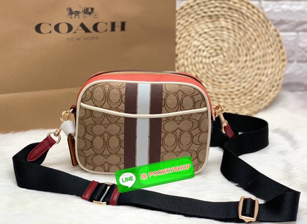 New arrival! 🌈รุ่นใหม่ห้ามพลาดค่ะ! Coach Dempsey Camera Bag In Signature Jacquard With Stripe And Coach Patch ((1912)) พร้อมส่งที่ไทย! กระเป๋าสะพายครอสบอดี้ร์กรือสะพายข้างได้ วัสดุJacquard+หนังแท้ สวยงามมากๆค่ะ ด้านหน้ามีป้ายวงกลมหนังโลโก้แบรนด์ เ