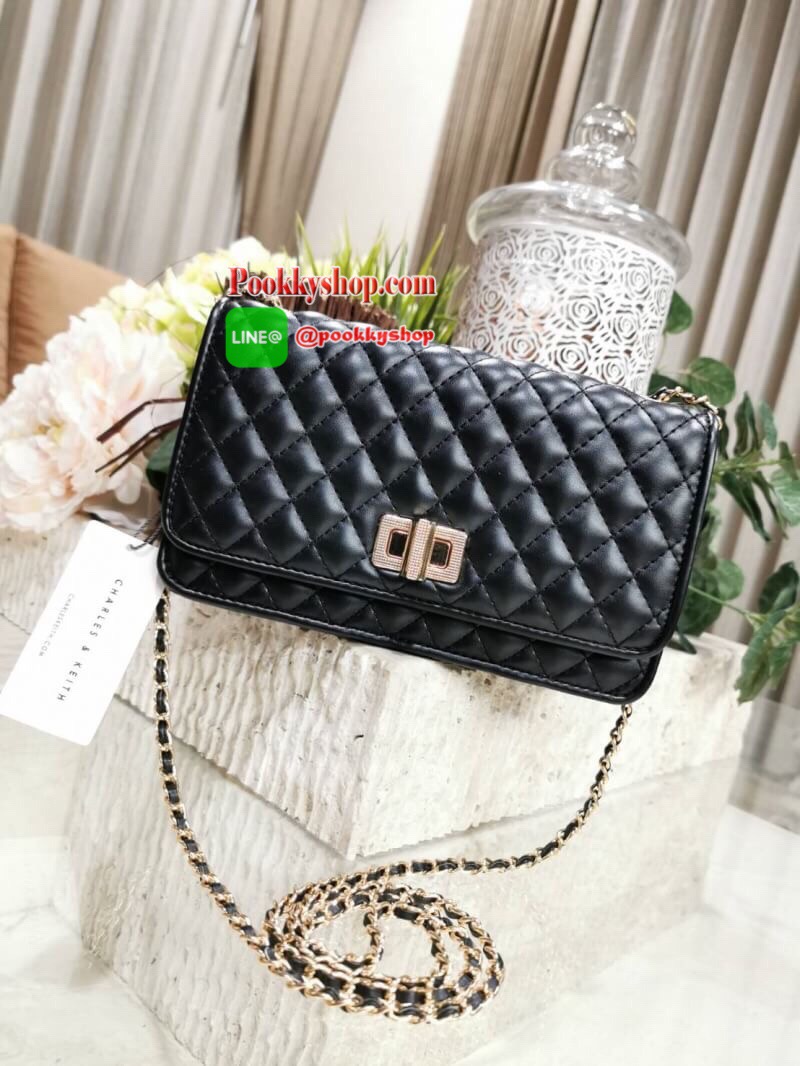 พร้อมส่ง! BEST SELLER! CHARLES & KIETH MINI CLUTCH BAG กระเป๋าสะพายทรงคลัชรุ่นยอดนิยมดีไซน์คลาสสิควัสดุหนังนิ่มลายตารางสวยอยู่ทรงขนาดมินิสไตล์ Chanel เปิดปิดด้วยตัวล๊อคแบบบิดอะไหล่ทอง ด้านหลังประดับโลโก้แบรนด์สวยดูดี มาพร้อมสายสะพายโซ่ร้อยหนัง Crossbody ไ