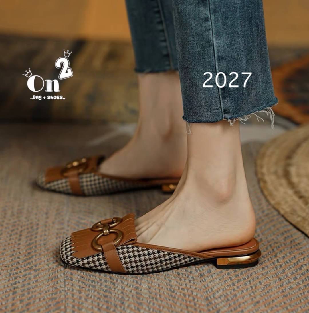 แบบใหม่ พร้อมส่งรองเท้าหัวคัชชูเปิดหลังรัดข้อเท้า หน้าแต่งอะไหล่ทองเหลือง สไตล์แบรนด์ส้นเป็นอะไหล่ทองสวยหรู คู่นี้ใส่แมทกับชุดได้ง่ายทั้งกางเกงและกระโปรงได้หมดทรงสวย