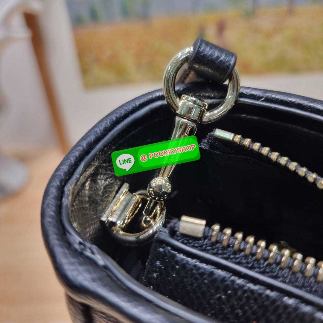 กระเป๋าถือ/สะพายรุ่นยอดนิยม ดีไซน์คงความคลาสสิค แฝงความหรูด้วยอะไหล่สีทอง หูจับในตัวสะดวกใช้งาน ปากกระเป๋ามีซิปปิดกันหล่นแน่นหนา ใต้กระเป๋ายังมีหมุดรองถนอมกระเป๋าอีกด้วย มีสายสะพายข้างให้ ถอดออกได้ ปรับได้ตามต้องการ ภายในโล่งกว้าง มีทั้งช่องซิปและช่องย่อย