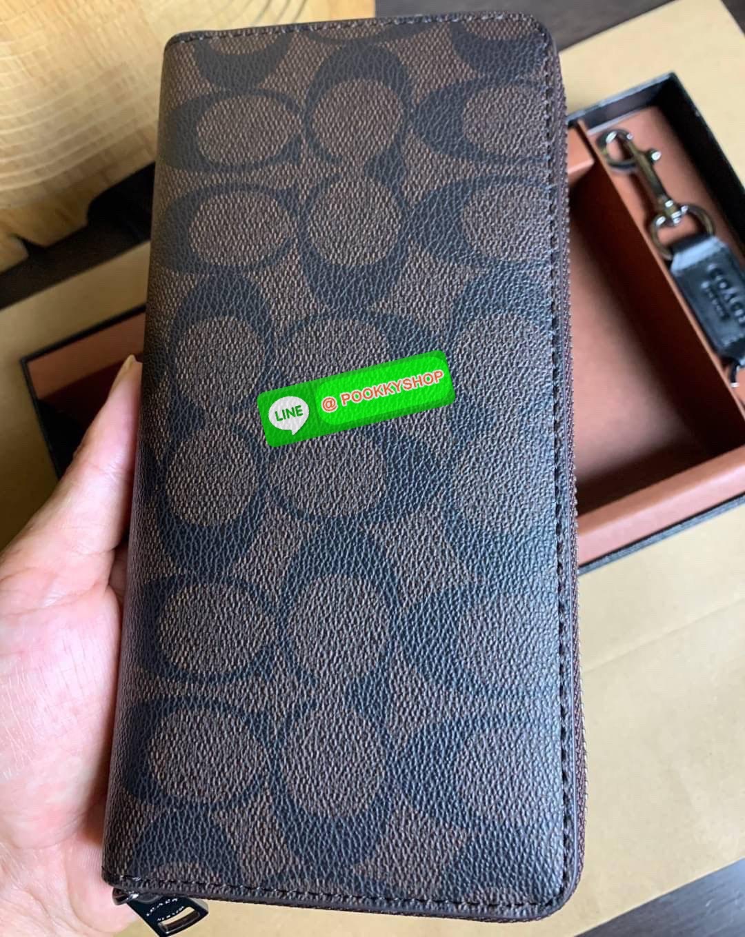 COACH ACCORDION ZIP WALLET IN SIGNATURE CANVAS กระเป๋าสตางค์ใบยาว ซิปรอบ ใช้งานง่าย ด้วยฟังค์ชั้น ด้านใน ใส่บัตรได้จุใจ มีช่องซิปใส่เหรียญตรงกลาง โดนใจหลายๆคนไปเรียบร้อยและคลาสสิค เรียบหรูดูแพงตลอดกาล ยกให้รุ่นนี้เลย