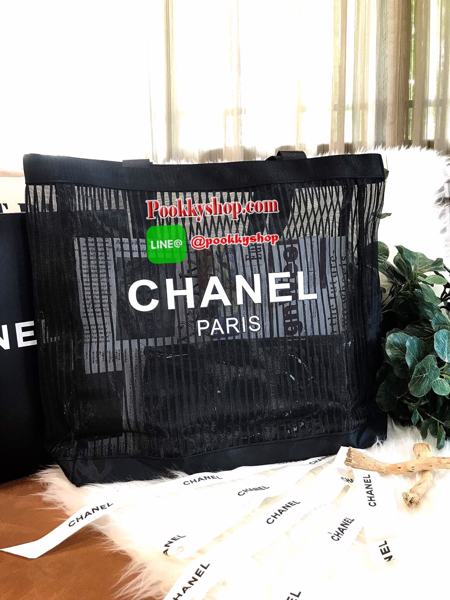 ห้ามพลาดนะคะ! NEW Arrival! Chanel Cosmetic Shopping Bag กระเป๋าสะพายใบใหญ่ VIP Gift With Purchase Limited Edition พรีเมี่ยมกิ้ฟของแท้จาก Chanel Cosmetic Counter ใบใหญ่วัสดุ Nylon โปร่งปั้มโลโก้แบรนด์ เปิดปิดด้วยแถบแม่เหล็กซ่อนด้านในปากกระเป๋าบุที่ฐานเพื่อ