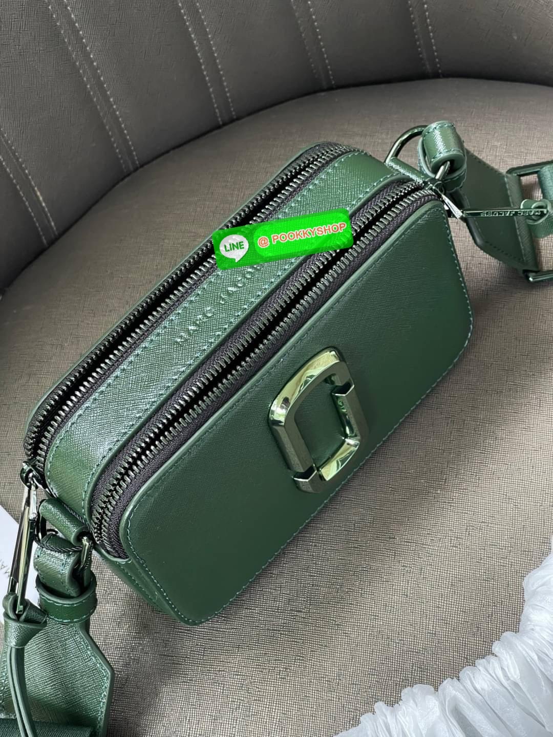 💕 Marc Jacobs Snapshot Bag กระเป๋าแบรนด์ดังจากสัญชาติอเมริกัน นับได้ว่ารุ่นนี้เป็นรุ่นทรงฮิตของ marc jacobs เลยทีเดียว โดยด้านหน้ากระเป๋าจะเป็นโลโก้แบบโลหะที่เป็นสัญลักษณ์ของแบรนด์นี้ มาพร้อมสายสะพายที่จะสะพายยังไงก็ดูโดดเด่น เพราะขนาดใหญ่ที่สกรีน