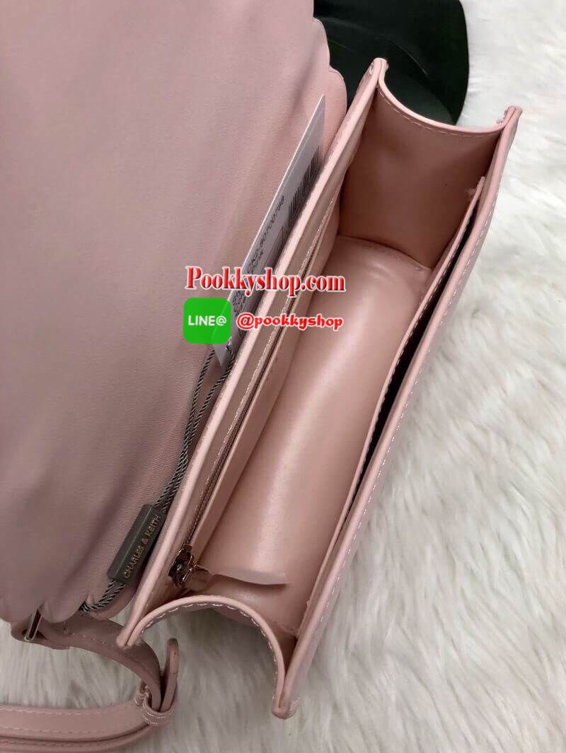 New arrival !!! Limited edition CHARLES & KEITH crossbody bag 2018 !!!! รุ่นหายาก นำเข้ายากมากกกจร้าา จำนวนจำกัด!!! กระเป๋าหิ้วหรือสะพายข้างได้ หนังเรียบ น้ำหนักเบา ด้านหน้ามีรูปหัวใจสีแดง แต่งขอบกระเป๋าสวยมากๆค่ะ เปิดปิดกระเป๋าแบบกระดุมแม่เหล็ก ภายในโล่ง