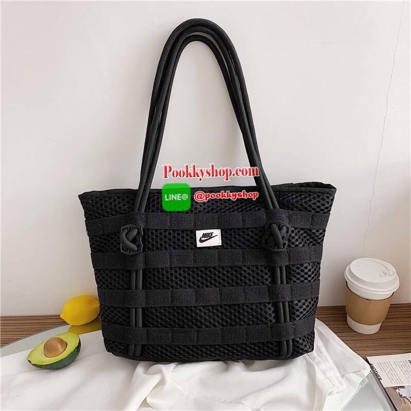 Brand : Nike Detail : กระเป๋าสะพายข้างสุดชิค เก๋ไก๋ด้วยลายที่โดดเด่นของ Nike ภายในกว้าง ใส่ของได้จำนวนมาก มีทั้งช่องซิป ช่องใส่ของเล็กๆ น้อยๆ กระเป๋าระบายได้ดีมาก สามารถใส่เสื้อผ้าไปออกกำลังกายได้เลย ราคาแบบนี้ใครยังไม่มีต้องเก็บไว้สักใบแล้วนะคะ กระเป๋าน้