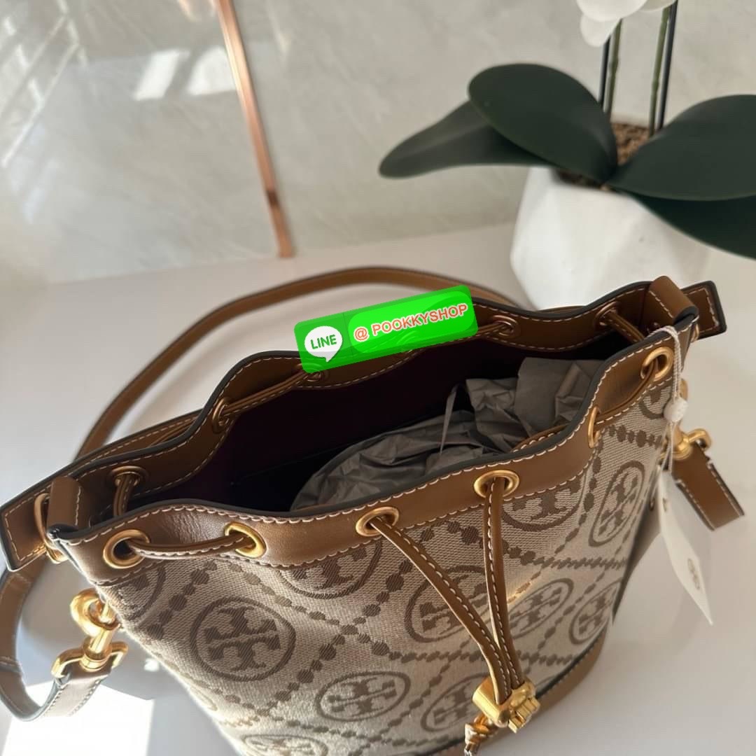 TORY BURCH T MONOGRAM JACQUARD BUCKET BAG กระเป๋าสะพาย ทรงบัคเกต รุ่นฮอต สไตล์ไหนเข้าได้ ทุกลุค วัสดุ jacquard ตัดขอบหนังแท้ ภายในเป็นช่องโล่งกว้าง ใส่ของได้เยอะหยิบจับสะดวก มาพร้อมสายสะพายข้างหนังแท้ ถอดและปรับระดับได้สะพายชิวได้ทุกโอกาส