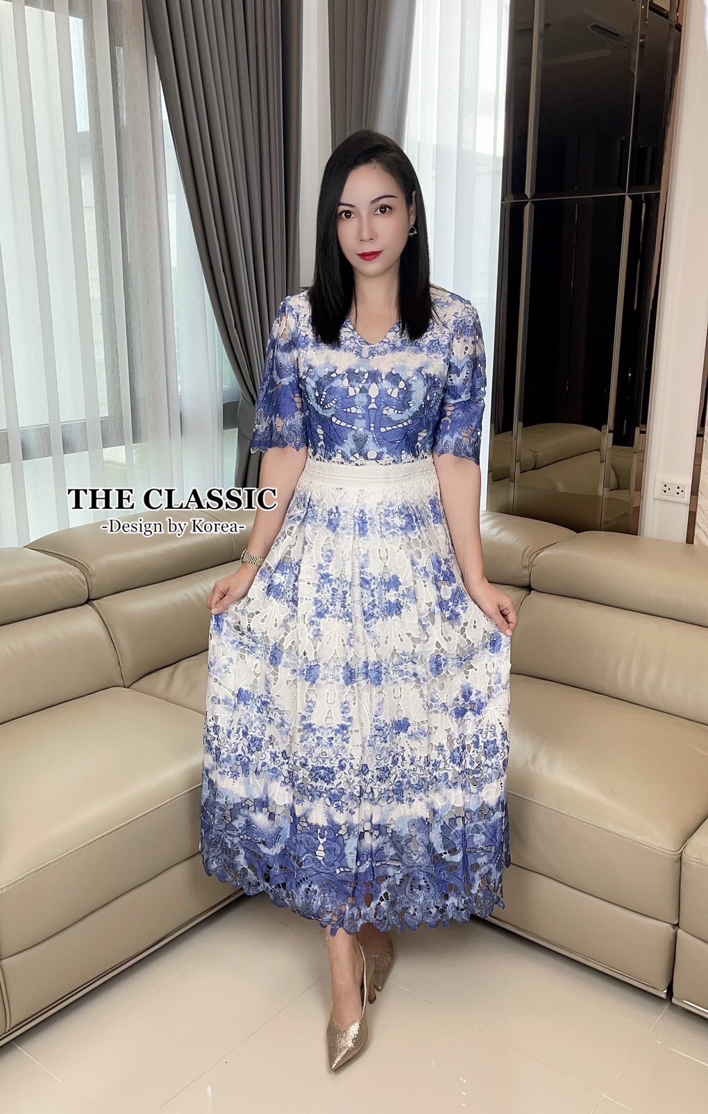 เดรสแฟชั่น เดรสลูกไม้ลายเอก ใช้ผ้าลูกไม้เนื้อแน่นอย่างดี พิมพ์ลายดอกไม้เล็กๆ กระจายทั่วตัว