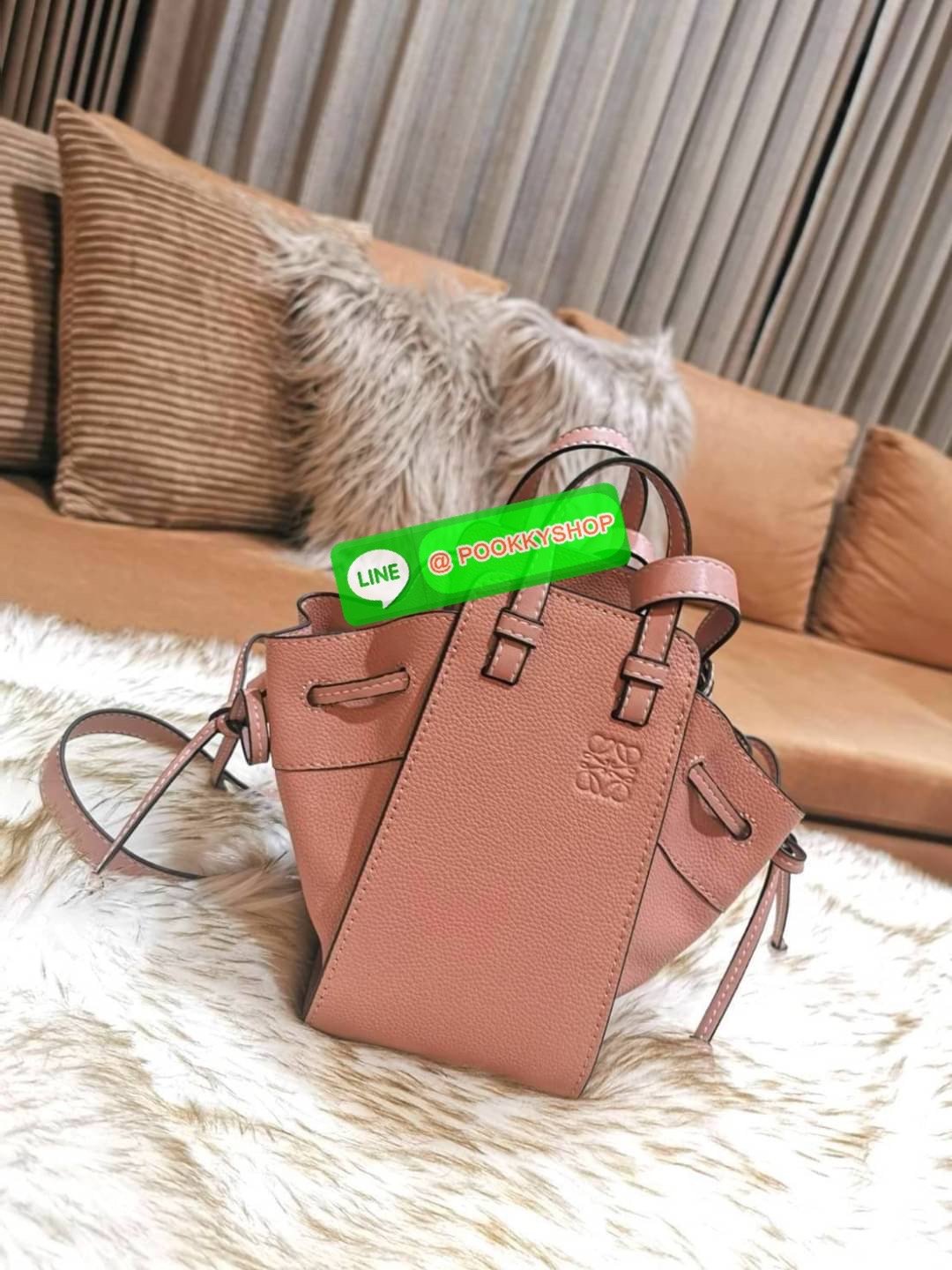 ✴️พร้อมส่งค่ะ!✴️เอาใจสายหวานกับสีพาสเทล!✴️ NEWIN! LOEWE HANDLE & SHOULDER BAG GIFT WITH PURCHASE (GWP) กระเป๋าถือหรือสะพายหนังแท้พรีเมี่ยมกิ๊ฟ Limited จาก LOEWE PERFUME DUTYFREE รุ่น Rare items สุดๆวัสดุหนังแท้ Calfskin หนังสวยดีไซน์ค