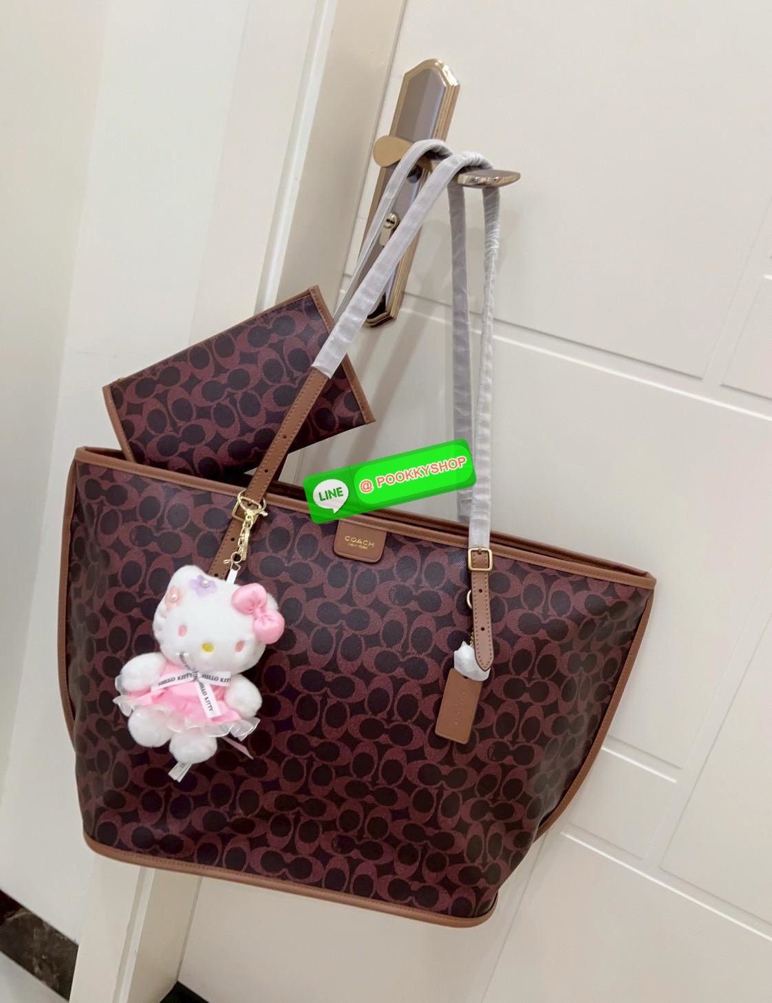 📸NEW ARRIVAL!🎉🎉 พร้อมสีใหม่ล่าสุด (อาจจะยังไม่มีในไทย) สาวๆที่ชอบใบใหญ่ใส่จุ รุ่นนี้คือคำตอบที่ดีที่สุดเลยค่าา👏 Coach Taxi Tote Bag In Signature Canvas 📌ฟรีน้องKitty สุดน่ารัก ตามรูปให้หนึ่งตัวค่า‼️