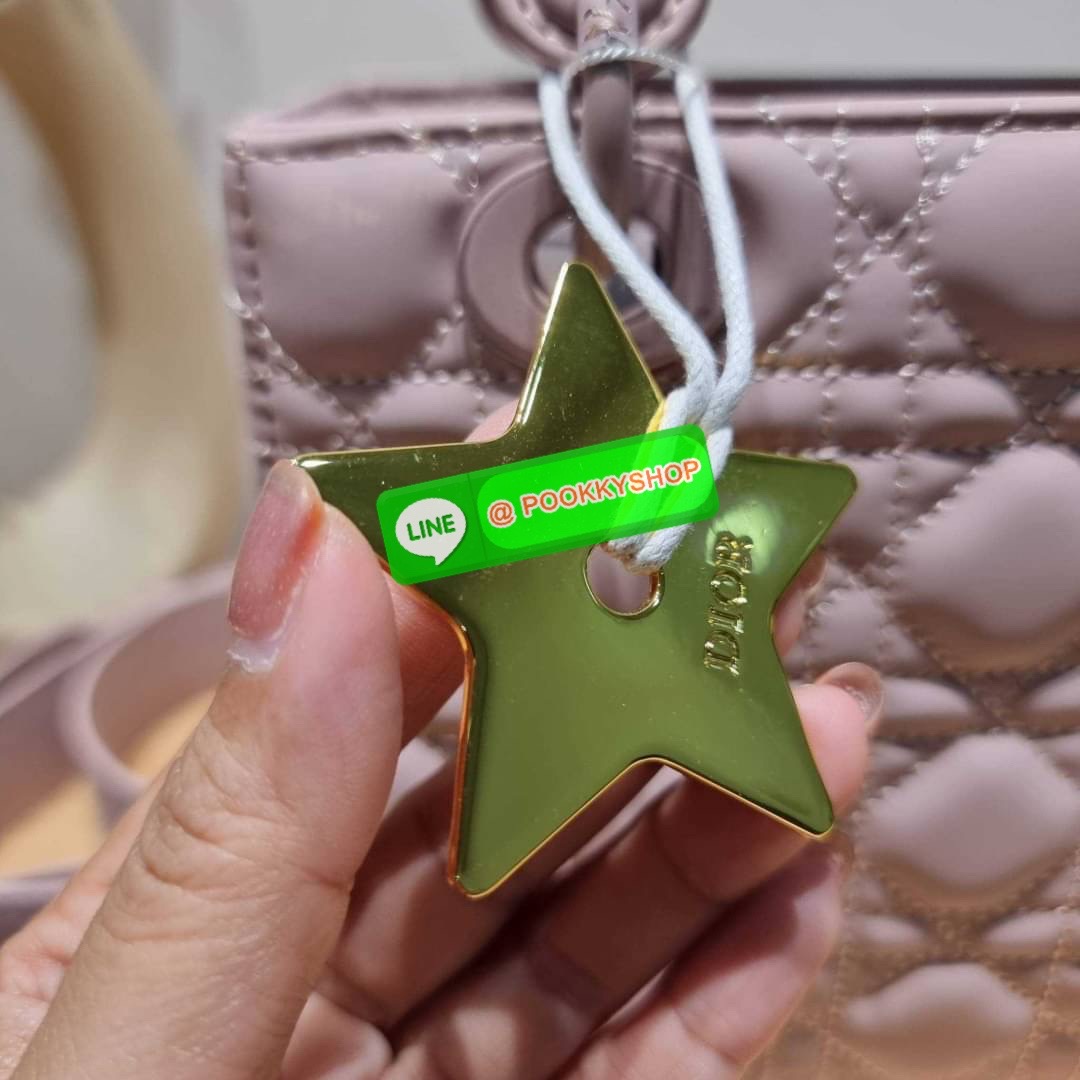 NEW ARRIVAL!! CD LADY ULTRAMATTE BAG กระเป๋าสะพายข้างพรีเมี่ยมกิ๊ฟสุดฮอต ดีไซน์เรียบง่าย แต่แฝงไปด้วยความหรูหรา ทรงกล่องคลาสสิค โดดเด่นด้วยพวงกุญแจอะไหล่สีเดียวกับตัวกระเป๋า วัสดุหนังแท้ผิวแมทท์ ลายเส้นซ้อนทับสวยงาม มีรูปแบบ หูจับในตัวและสายครอสบอดี้สุดเล