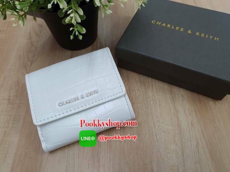 charleskeith Croc effect short wallet กระเป๋าสตางค์ใบสั้นมาด้วยลายหนังจรเข้ ด้านหน้าติดชื่อแบรนด์ รุ่นนี้เป็นแบบ 3 พับ ด้านหลังเป็นช่องใส่เหรียญ สวยสมคำร่ำลือมากๆ เลยจ้า มาครบ 5 สี จัดไปอย่างด่วนเลยจ้า