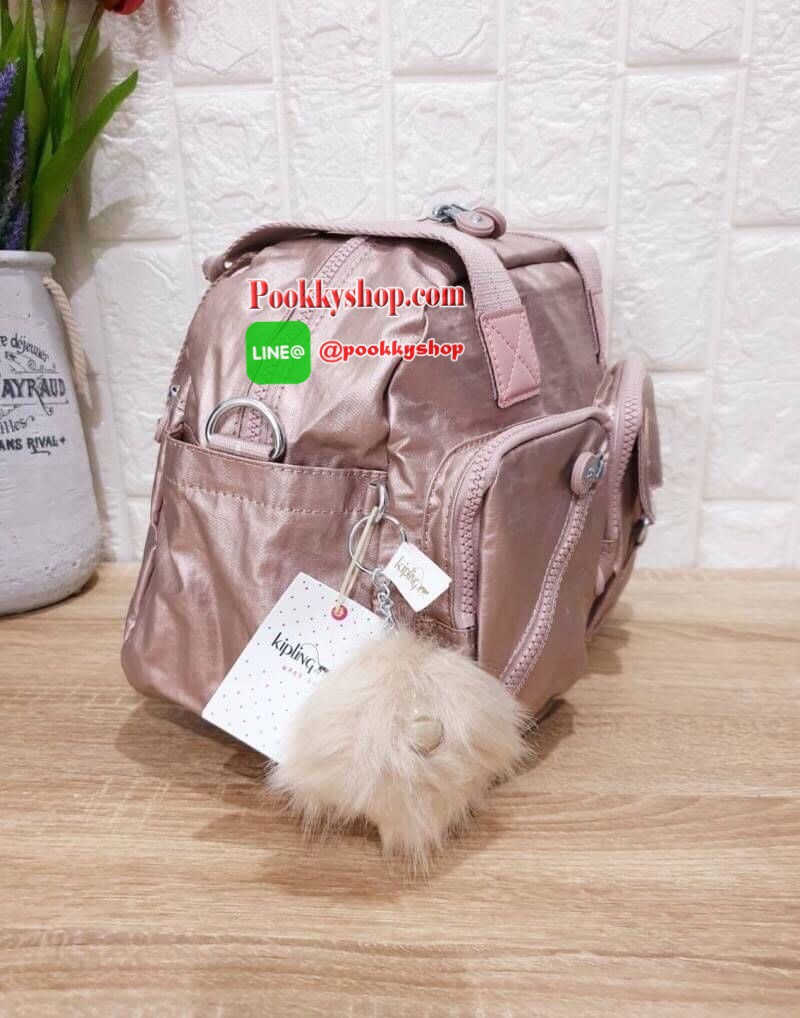 Kipling Women’s Defea Top-Handle Bag กระเป๋าถือหรือสะพายทรงตั้งสวย มีช่องใส่ของแยกเป็นสัดส่วนทั้งด้านในและนอก มีสายสะพายถอดและปรับความยาวได้ฟรีไซส์ มาพร้อมพวงกุญแจลิง น่าใช้คุ้มค่ามากๆจ้า