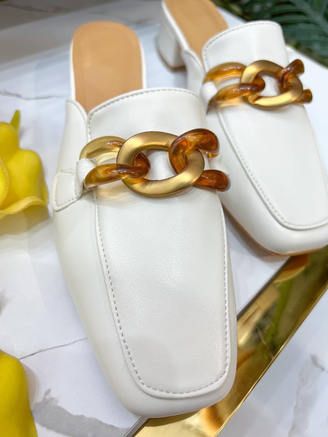 𝙉𝙀𝙒 𝙉𝙀𝙒 ‼️ รองเท้าสไตล์เกาหลีเกาใจมาแล้วทรงนี้เป็นทรงที่ทุกคนต้องมี คลาสสิครุ่นนี้น่ารักมาก ทรงหัวตัดมีความโซ่อะไหล่ทองคาดส้นไม่สูงพื้นนิ่มใส่สบายคู่นี้แมทช์กับเสื้อผ้าง่าย