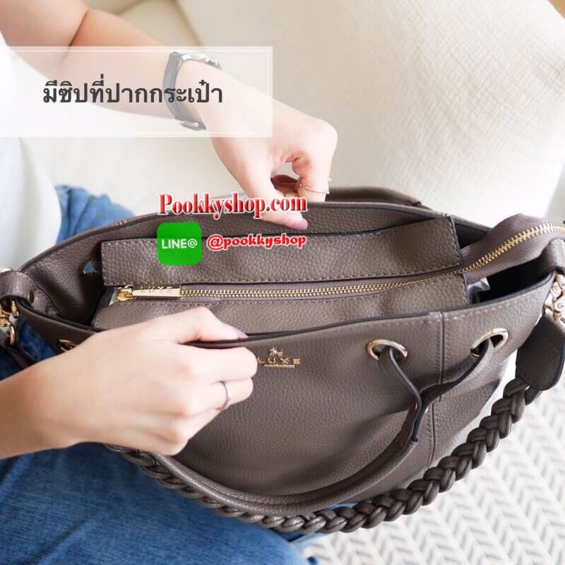 รุ่น Andrea city bag เปิดตัวรุ่นใหม่พร้อมอะไหล่สามแถว สั่งทำพิเศษจากโรงงานเดียวกับแบรนด์ดังระดับโลกเลยค่ะ สุดหรูไม่ลอก มาในทรงสุดสวยเปิดตัวใหม่✔️ มีสายสะพายสองเส้น เส้นแรกคือสายเปีย สะพายแล้วดูน่ารักสุดๆ หรือจะใช้สายสะพายยาวก็คล่องตัว ปากกระเป๋ามีซ
