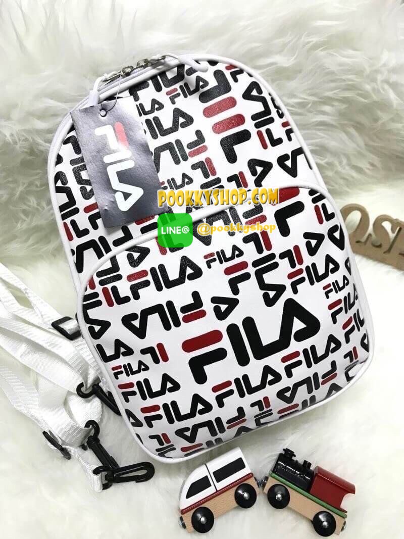 Fila mini Backpack กระเป๋าเป้สะพายหนัง ขนาดมินิ ที่สามารถเป็นได้ทั้งทรงถือ / สะพายเป็นเป้หรือไหล่และคาดอกได้ สี่สไตล์ สกรีนโลโก้แบรนด์ครึ่งใบ ด้านหน้ามีซิปใส่ของจุกจิกได้ ช่องใหญ่เปิดปิดด้วยซิปคู่ ภายในมีช่องเล็กอีก1ช่อง มาพร้อมสายสะพาย2เส้นปรับได้ฟรีไซส์