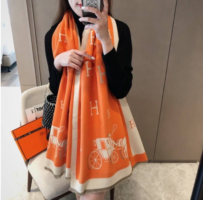 พร้อมส่ง ผ้าคลุมไหล่ ผ้าพันคอ งานแบรนด์ดัง สวยมาก ผ้าหนานุ่ม ผืนใหญ่ เหมาะกับหน้าหนาวที่กำลังจะมา สาวๆที่ชื่นชอบแบรนด์นี้ต้องมี