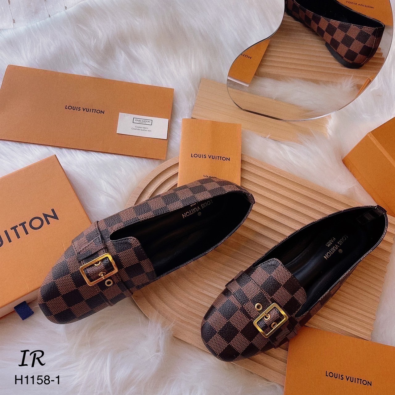 รีพีทแบบขายดี!!! พร้อมส่ง !!! LV คัทชูแต่งอะไหล่ หนังสวยมากกกก พื้นกันลื่น อย่างดี ปั้มแบรนด์งานดี มากค่ะ ถ้าเทียบ คุณภาพ ถือว่าเกินเบอร์เลยค่า