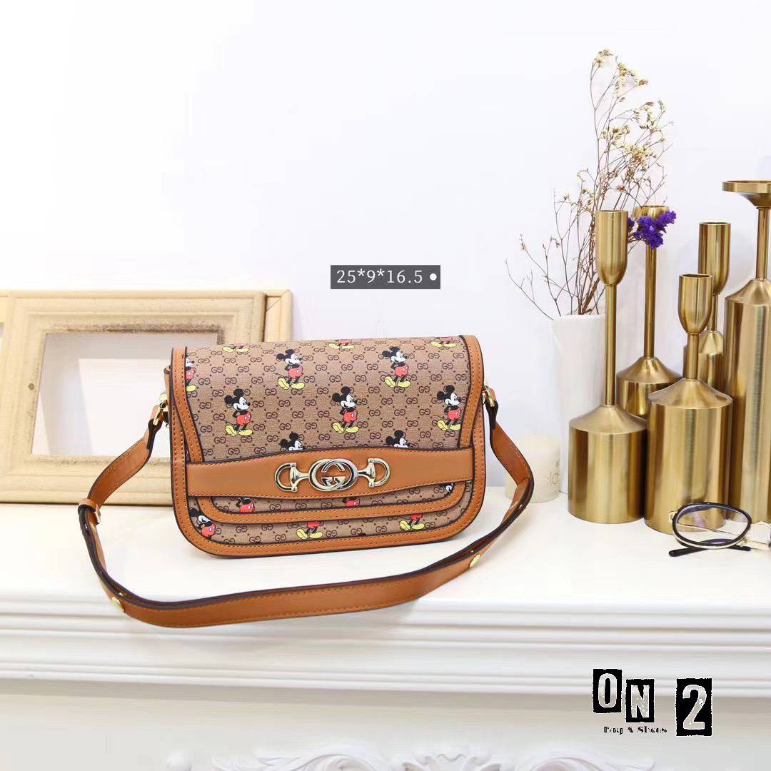 กุชชี่สะพายข้างทรงฝาปิดวัสดุตัวกระเป๋าทำจากหนังแคนวาสลายมิกกี้เม้าส์ อะหลั่ยสีทอง ด้านในซับผ้าทออย่างหนา งานปั๊มทุกจุด สายยาวเป็นหนังอย่างดีสีน้ำตาล