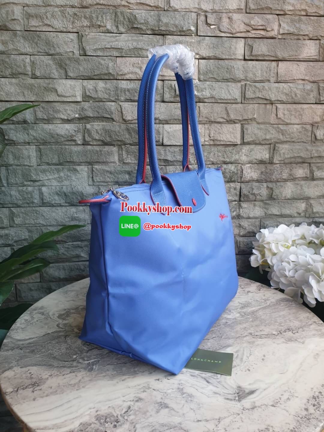 Longchamp Le Pliage Club Tote Bag Size L หูยาว วัสดุเนื้อผ้า Nylon Canvas เคลือบกันนำ้ ตัดด้วยหนังแท้ที่มีน้ำหนักเบา ดีไซน์เรียบง่ายแต่เต็มไปด้วยความคลาสสิก จนเป็นที่ชื่นชอบไปทั่วโลก Longchamp ปรับโฉม LE PLIAGE ด้วยการปักลายรูปม้า-ตราสัญลักษณ์ของแบรนด์บนผ