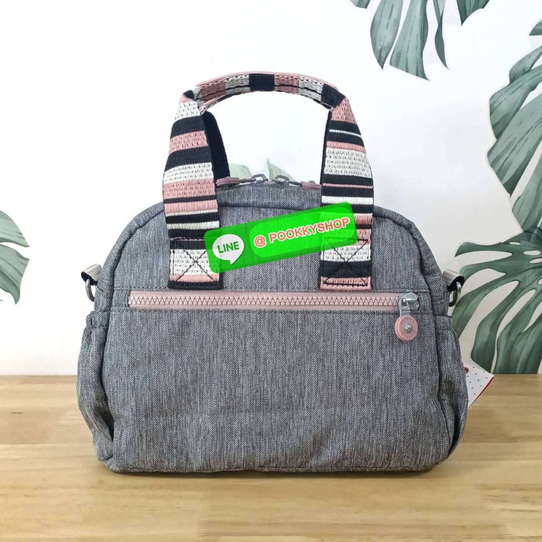 Kipling K1006 Handbag กระเป๋าถือหรือสะพาย วัสดุ Polyester 100% รุ่นใหม่ มีให้เลือกทั้งแบบเรียบ และ ลายน่ารัก มีช่องแยกด้านหน้า 2 ช่อง ช่องหลักโล่งกว้าง พร้อมช่อง pocket แยก 2 ช่อง ใช้งานได้ครบครัน สามารถสตางค์ใบยาวได้ ขนาดกำลังดี จะใช้ทำงาน ไปเรียน หรือ ถ