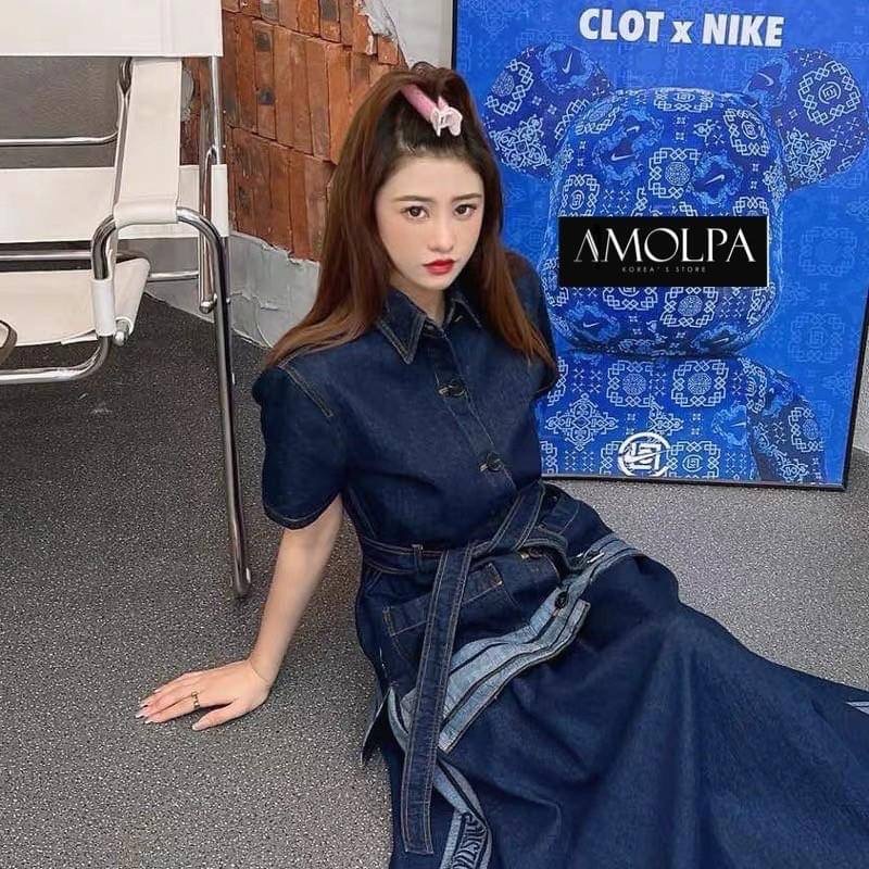 SET TOP+SKIRT CHRISTIAN DIOR DENIM มาให้ช๊อปทั้งเสื้อและกระโปรง สำหรับแบรนด์ CHRISTIAN DIOR คอลเลคชั่นใหม่ งานผ้ายีนส์คุ้มค่าต่อการครอบครองมากกกก สุดคุ้ม ตัวเสื้อเป็นเสื้อคอปกกระดุมหน้า มาพร้อมเข็มขัดยีนส์ หลังปลายเสื้อทออักษร CHRISTIAN DIOR มาพร้อมกระโปร