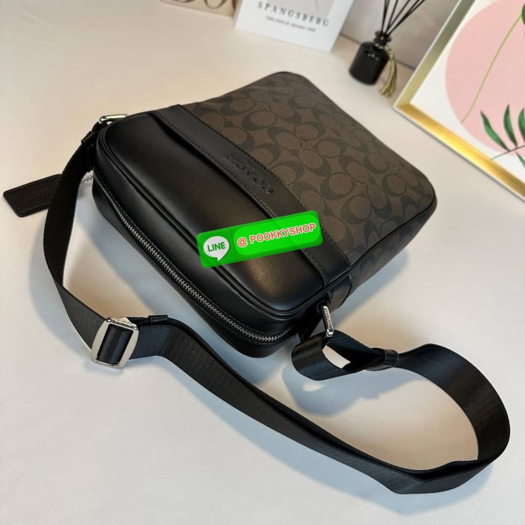 กระเป๋า Coach CHARCOAL/BLACK (COACH F54788) กระเป๋าสะพายซิกเนเจอร์เคลือบ PVC พร้อมขอบหนังปิดด้วยซิป ซับในผ้าด้านนอก: กระเป๋าแบบเปิดด้านหน้าหนึ่งช่องและกระเป๋าแบบเปิดด้านหลังหนึ่งช่อง ด้านในมีซิปและกระเป๋าเอนกประสงค์ สายปรับได้สำหรับสะพายไหล่หรือสะพายข้าง