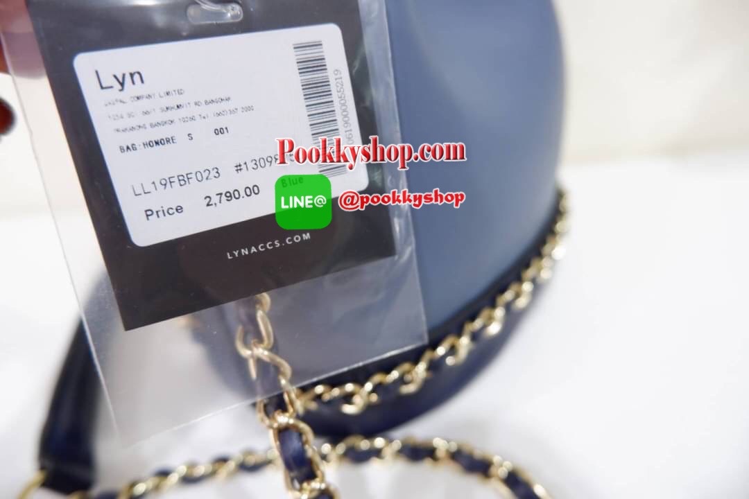 lyn จีบรุ่นใหม่คือสวยงามมาก หนังนิ่มคือดีงามมากจ้า ทรงก้อสวยน่ารักเว่อๆ ช่องด้านในมีช่องซิป และช่องใส่ของ สายยาวเป็นหนังคล้องโซ่ เข้าครบ 3 สีดีงาม