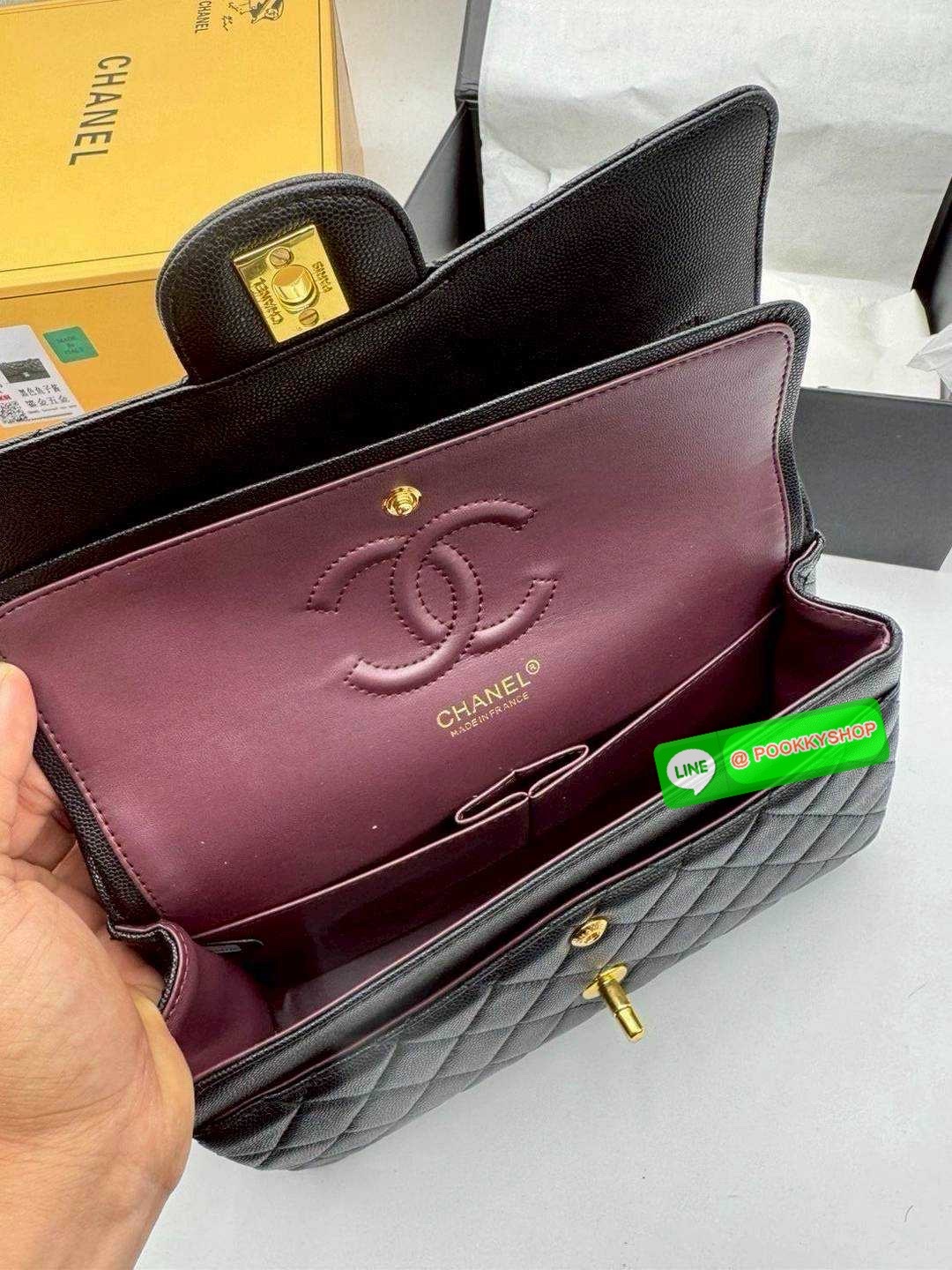 CHANEL Classic Bag 25cm สีใหม่เข้าเพิ่ม สวยละมุน สวยสดใสแบบสับ สวยตัวแม่ต้องมี กระเป๋าสะพายข้าง รูปทรงคลาสสิค หรูหรา เปิด-ปิดกระเป๋าด้วยตัวบิดล็อค ภายในกระเป๋ามีฝาปิดอีก 1 ชั้น โลโก้เด่น คม ชัด!! สะพายได้ 2 แบบ เป็นเส้นคู่สะพายไหล่ หรือเส้นเดี่ยวสะพาย cro