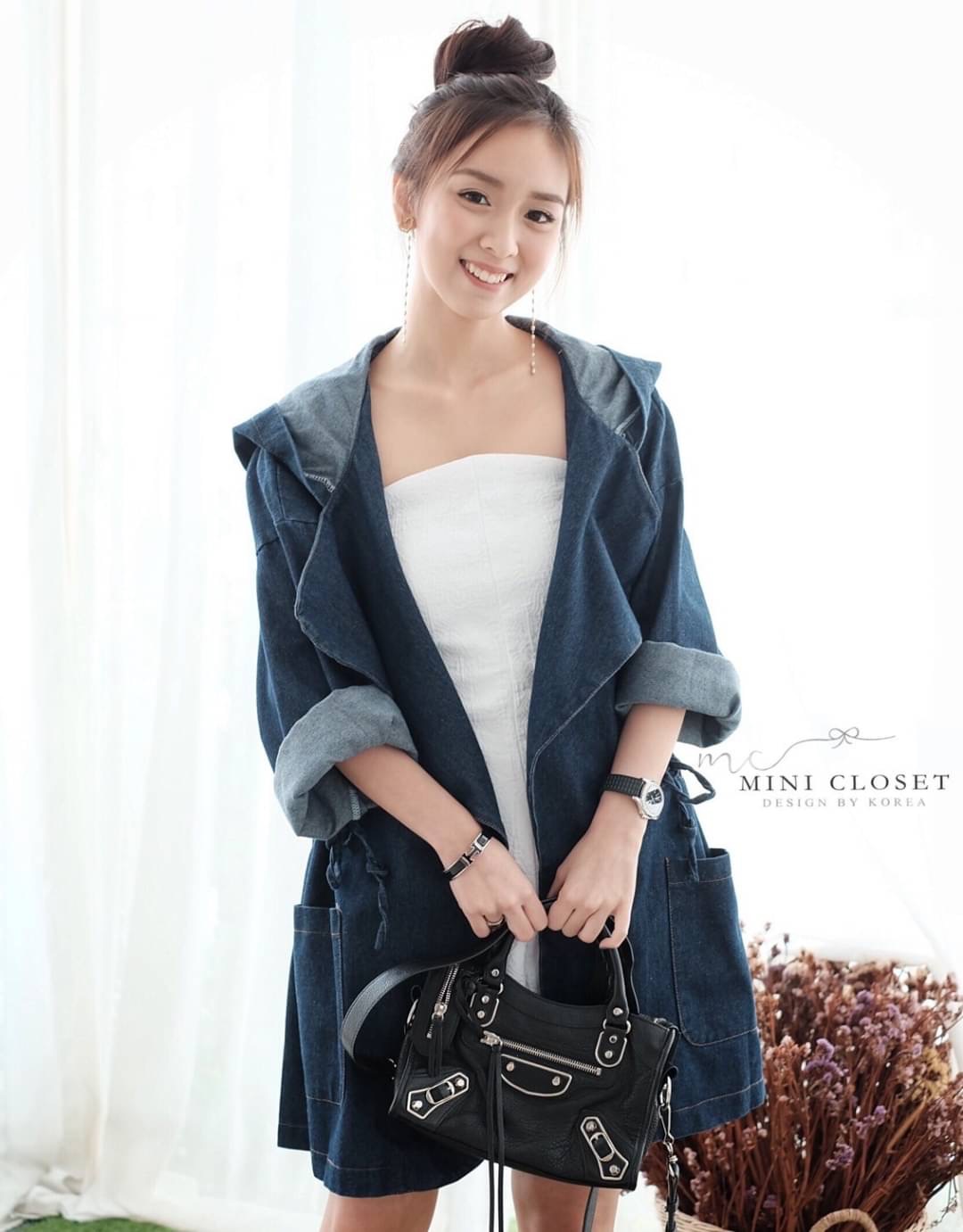 🧸เทศกาลหน้าเที่ยวมาแล้ว🧸 ชุดพร้อมส่ง งานสวย ใส่ปัง กับเสื้อคลุมยีนส์งานดีไซน์ ขนาดพอดีตัว ปกใหญ่ เชือกผูกเอว ใส่เป็นเสื้อตัวเดียว หรือ ใส่เป็นเสื้อคลุมก็ได้ เก๋ๆ ต้องมีติดไปเที่ยวนะคะ