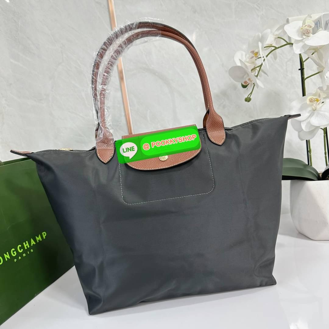 LONHGCHAMP LE PLIAGE ORIGINAL L TOTE BAG 🔖กระเป๋าสะพายไหล่ Le pliage ใบใหญ่ เรียบง่ายจุของได้เยอะ สามารถเก็บเอกสารหรือแล็ปท็อปได้คะ 🔖วัสดุ:ไนลอนเคลือบ 🔖เปิด-ปิดด้วยซิป ภายในกว้าง มีช่องลับแยกคะ 🔖สามารถพับเก็บได้พกพาสะดวกคะ