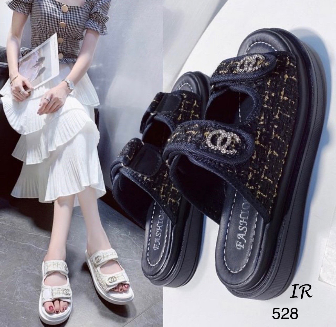 แบบขายดี!!! พร้อมส่ง เข้าแล้วค่า สวยฟาดมากแม่!! Chanel sandal ลำลองผ้าทวิต แต่งอะไหล่ สายปรับได้ พื้นนิ่ม สวยมากกก มองหารองเท้าสวยๆใส่แล้วดูดี ดูแพง คู่นี้เลยค่า