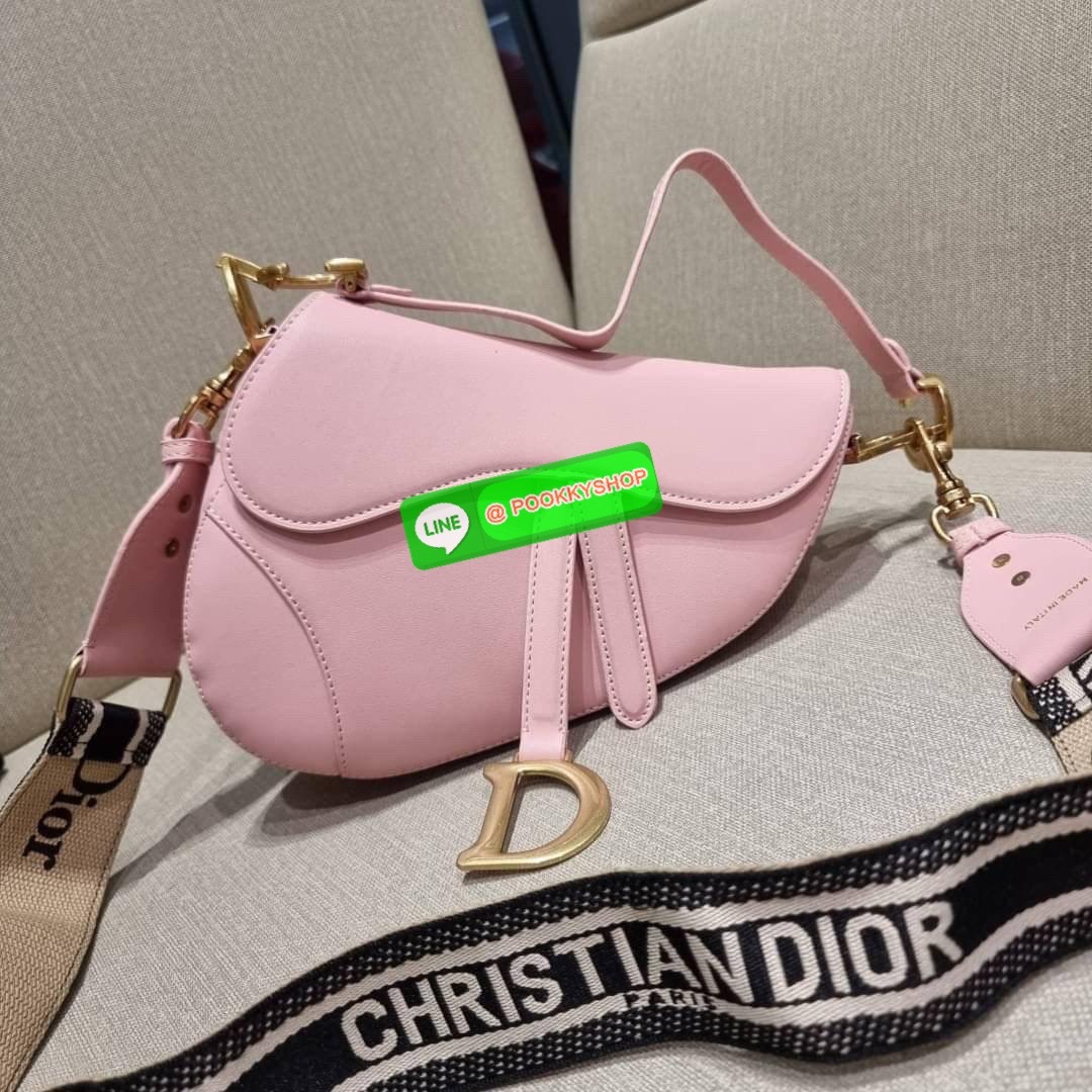 CD SADDLE BAG CALFSKIN กระเป๋าสะพายข้างพรีเมี่ยมกิ๊ฟ ทรงสวยไม่ซ้ำใคร กิมมิคในตัว ดูแพง ไซส์ใหญ่ ดีไซน์ย้อนยุค เป็นเอกลักษณ์สวยทุกแบบ เปิด-ปิดด้วยกระดุมแม่เหล็กซ่อน ใช้งานง่ายมากๆ ภายในเป็นช่องโล่ง มีช่องซิป วัสดุหนังลูกวัวฟอกสี ใส่ของสำคัญได้เลย หมดห่วง ม