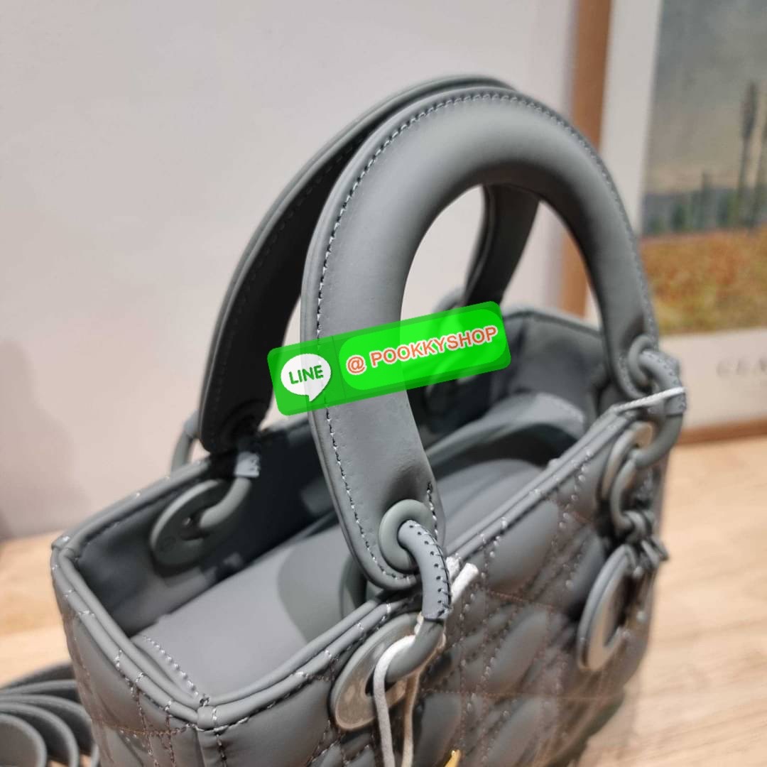 NEW ARRIVAL!! CD LADY ULTRAMATTE BAG กระเป๋าสะพายข้างพรีเมี่ยมกิ๊ฟสุดฮอต ดีไซน์เรียบง่าย แต่แฝงไปด้วยความหรูหรา ทรงกล่องคลาสสิค โดดเด่นด้วยพวงกุญแจอะไหล่สีเดียวกับตัวกระเป๋า วัสดุหนังแท้ผิวแมทท์ ลายเส้นซ้อนทับสวยงาม มีรูปแบบ หูจับในตัวและสายครอสบอดี้สุดเล