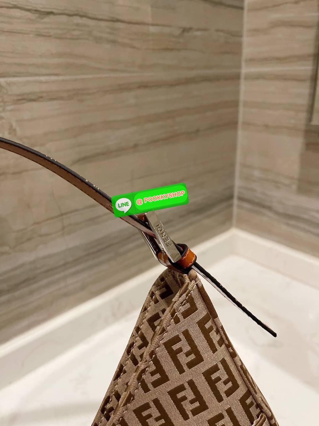 Fendi Women's Brown Zucca Canvas Shoulder Bag กระเป๋าสะพายข้างใหม่ล่าสุดดีไซน์ลวดลายรอบใบ มี texture โดดเด่นน่าใช้ ดูหรูและคลาสสิคในตัว วัสดุผ้าแคนวาสทนทาน ภายในเป็นช่องโล่ง ใส่โทรศัพท์กระเป๋าสตางค์ใบยาวได้สบายๆ ครบเซ็ทพร้อมเสิร์ฟความสวยให้ถึงบ้านจ้า
