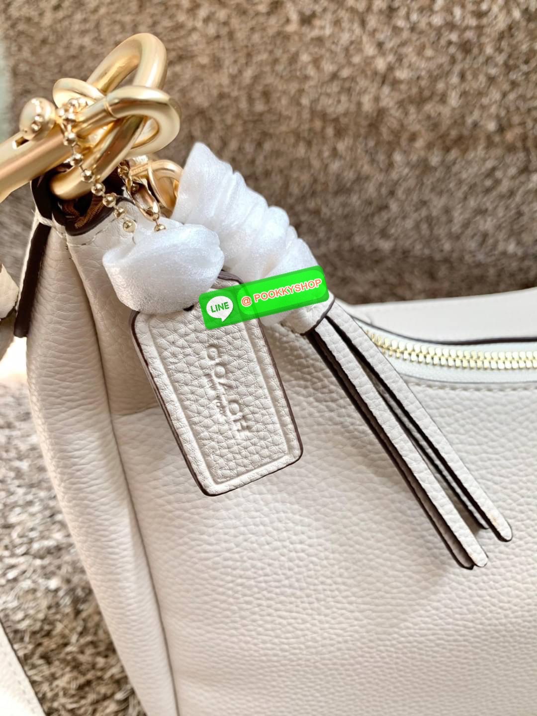 COACH JULES HOBO BAG ((C9189//9190)) 🌍พร้อมส่งที่ไทย! ต้องบอกก่อนว่าหนังรุ่นนี้อย่างดี นิ่มมากๆ สัมผัสแล้วรู้สึกละมุน กับกระเป๋าใบใหญ่ ทรงสวย เปิดปิดกระเป๋าแบบซิปมีหนังห้อยเพิ่มความเก๋ตรงหัวซิปค่ะ ภายในกระเป๋ากว้างมาก ใส่สัมภาระได้ครบครัน หายห่วงเ