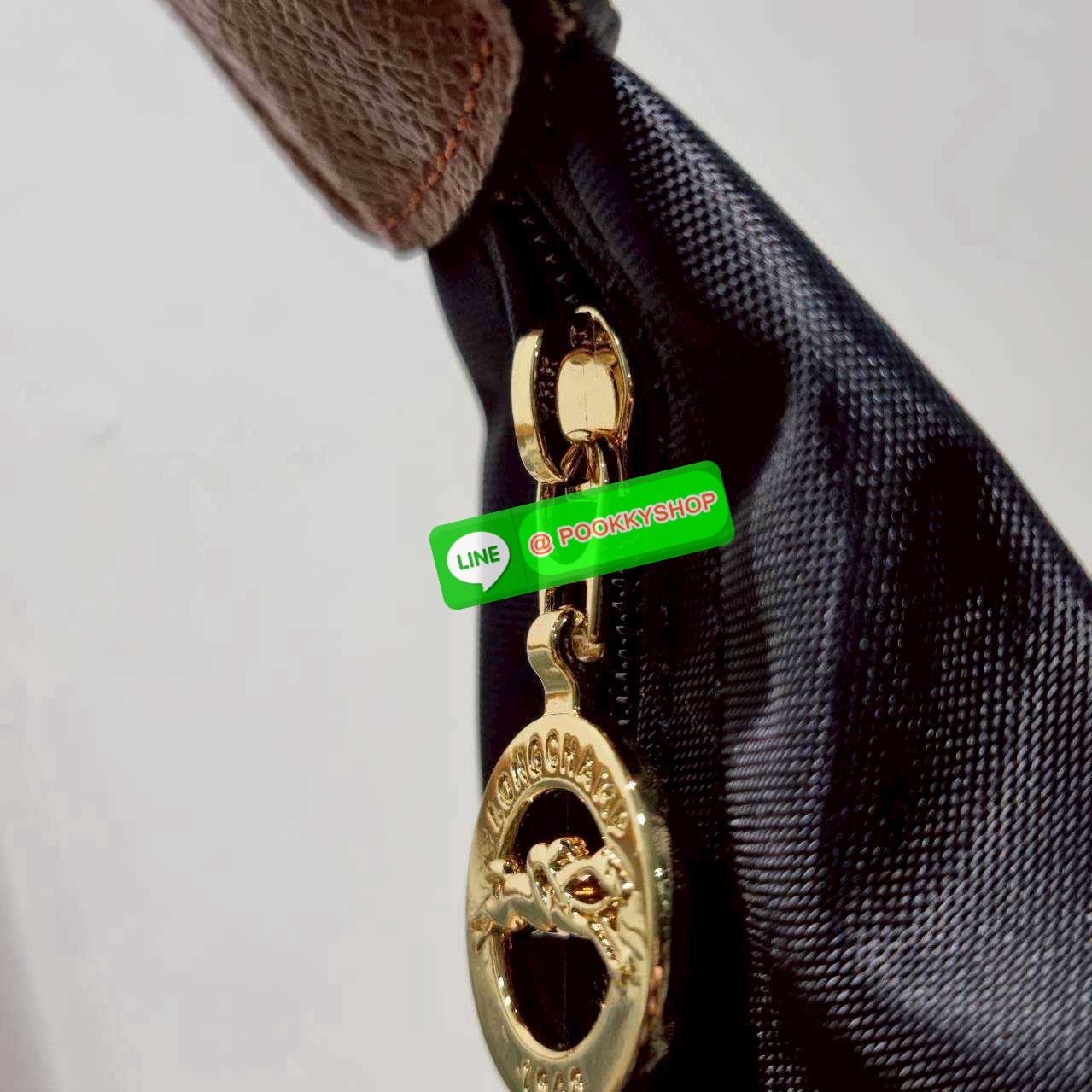 🔆 Model Longchamp le pliage hobo bag 🔆 Details กลับมาอีกครั้งกับรุ่นหายาก กระเป๋าทรงโท้ท ใบใหญ่กำลังดี จุของได้เยอะมากๆ ใส่โน้ตบุ้คได้ ใช้ไปทำงานแมทช์ได้กับทุกไลฟ์สไตล์ ด้านข้างมีกระเป๋าเล็กๆใส่ของจุกจิกหรือโทรศัพท์ได้ เปิด-ปิดกระเป๋าด้วยซ