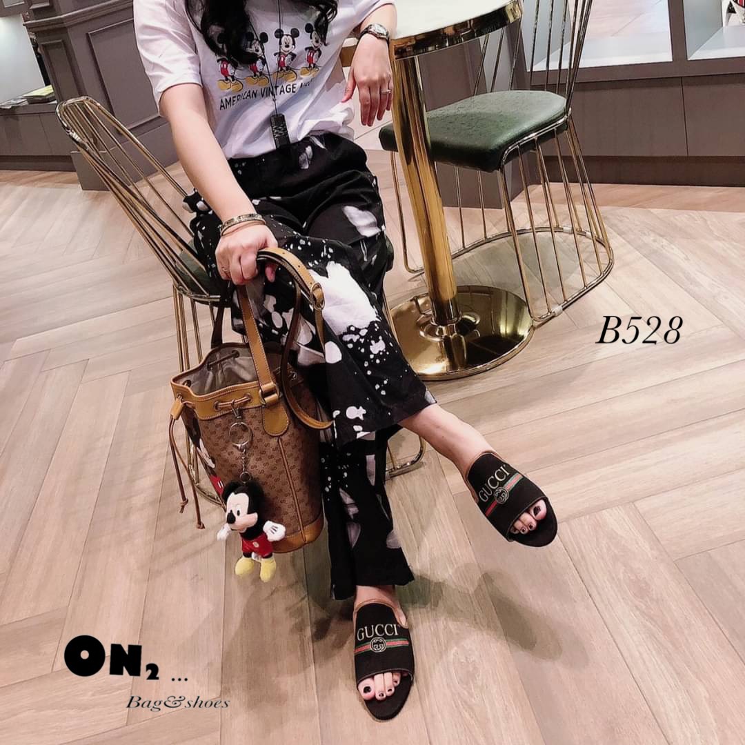 งานกุชชี่ style ผ้าแควาสสกรีน คาดเขียวแดงตามแบบออริจินอล ขายดีตลอดไม่มีเอ้าท์ เพราะงานใส่ง่ายสบาย สีพื้นเข้ากับทุกชุดคะ พร้อมส่ง2สี ตามแบบจ้า