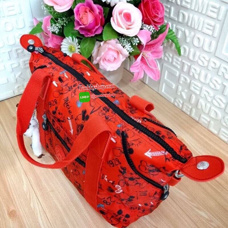 Disney's® 90 Years of Mickey Mouse Handbag 👍 รุ่น ART size M 👍กระเป๋าผ้าคิปลิงสะพายไหล่ได้ ครอสบอดี้ได้ มีสายยาวให้ 👍สามารถปรับสไตล์กระเป๋าได้2รูปแบบ เป็นtote หรือเก็บหูกระเป๋าก็ได้ 👍ช่องใหญ่ใส่ของได้จุ เปิดปิดด้วยซิป