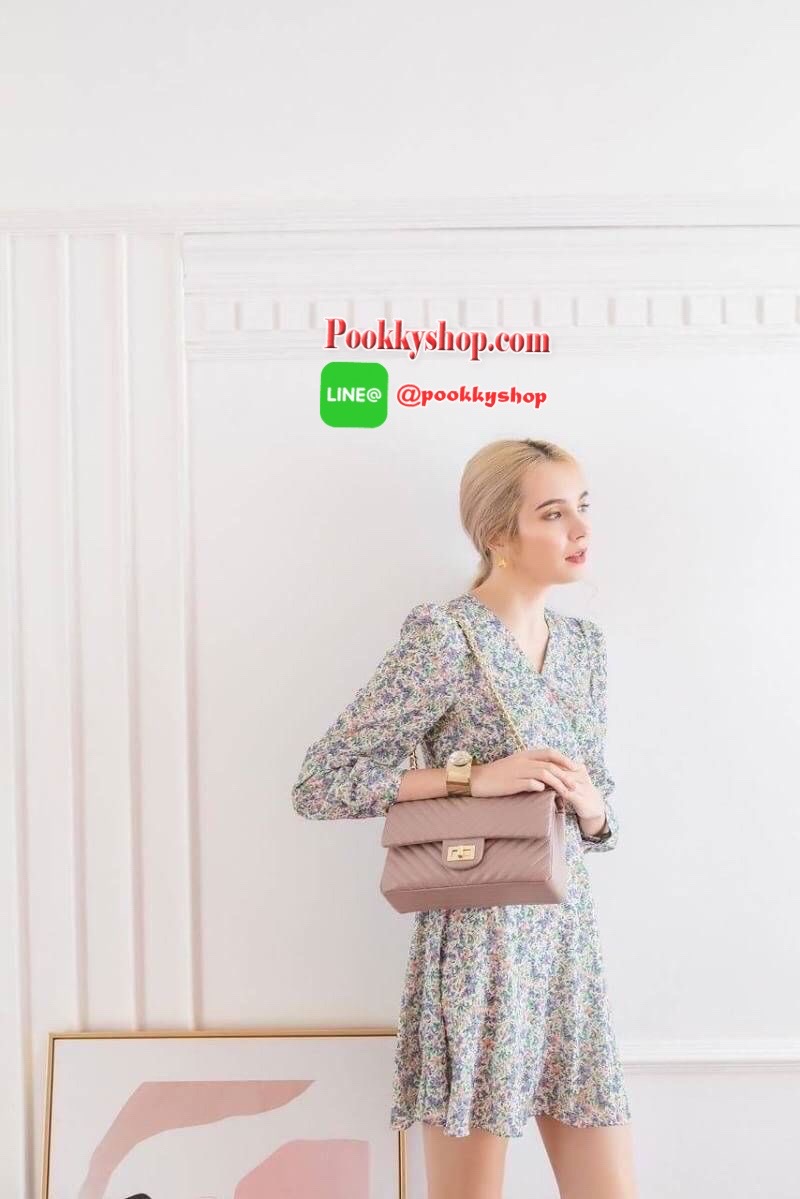 มาเพิ่มละค่า งาน Best Seller พร้อมสีใหม่สวยๆ มาให้เลือกเพิ่มอีก 2 สี !! KEEP รุ่น shoulder chevron chain handbag สวย หรู มากๆ เลยน๊า กระเป๋าอยู่ทรง หนังตัวใหม่ Microfiber สวย ทนกว่าเดิม ตัวกระเป๋าเย็บประณีต สายโซ่ปรับ สั้น ยาวได้คะ ภายในสีแดง มีช่องใส่ของ