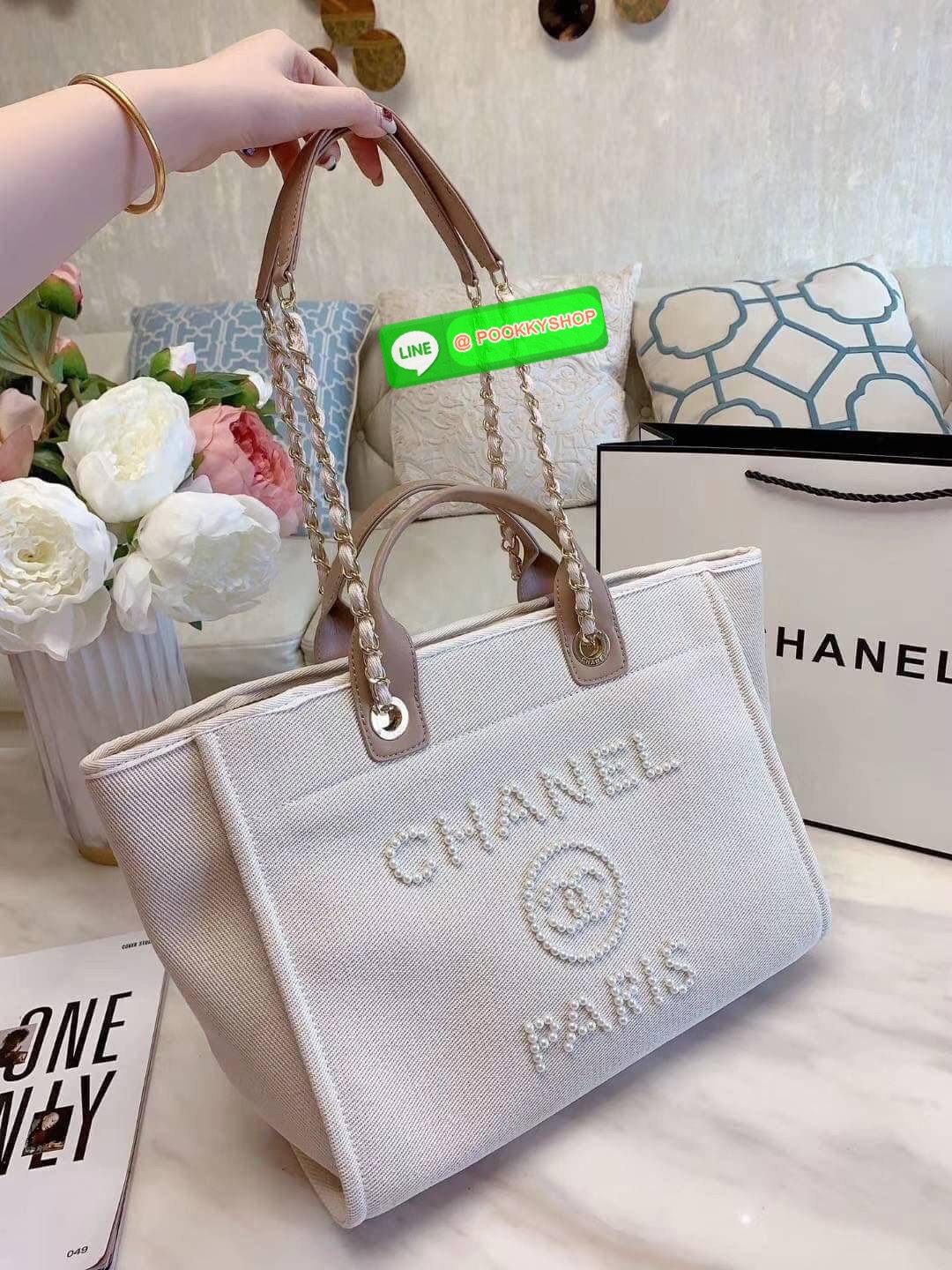 premium gift Chanel Tote canvas จากแบรนด์ Chanel กระเป๋าสะพาย Chanel Tote canvas โลโก้ปักกระเป๋าทรง Tote ผ้า canvas เนื้อหนาอย่างดีมีซับใน ด้านหน้าปักโลโก้ไข่มุกแบรนด์หรู หูจับมี 2 แบบคือ แบบสายหนัง และ โซ่ สามารถสะพายไหล่ได้คะ ใบใหญุจุของคุ้ม แต่น้ำหนักเ