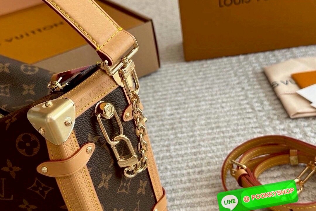 🕊️ พร้อมส่ง | LV Side Trunk MM กระเป๋าสะพายทรงกล่องสุดไอคอนิค ทรงสวยมีเสน่ห์ โดดเด่นด้วยหมุดเข้ามุม ซิปเปิด-ปิดล็อคได้ ภายในเป็นช่องโล่ง มีสายสะพายคล้องแขน คล้องไหล่เก๋ๆ หรือสะพายข้างชิคๆ พร้อมตอบรับได้ทุกลุค ทุกสไตล์ไปเลยจ้า