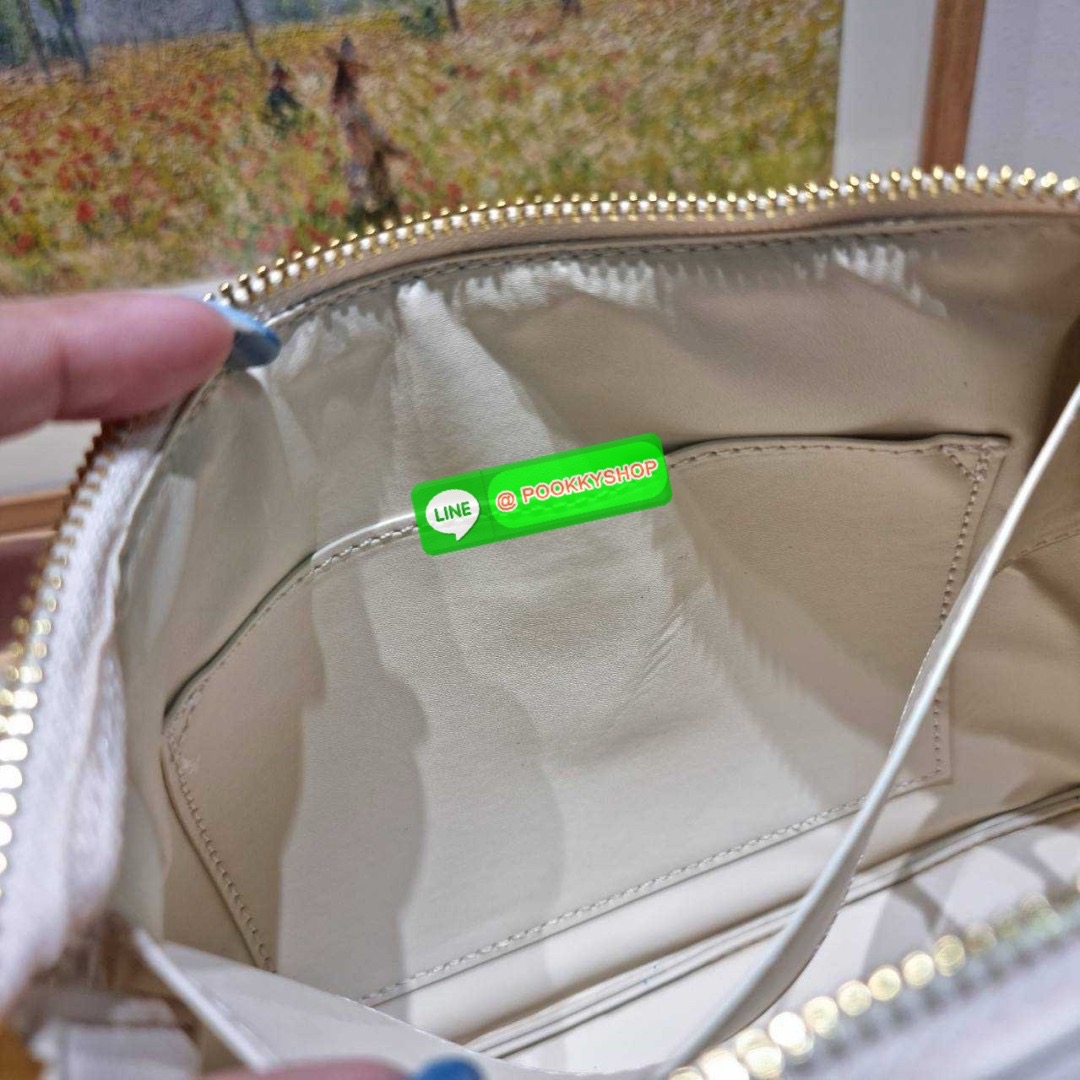 PRADA MEDIUM LEATHER HANDBAG 🔆 Details สะเทือนวงการแฟชั่นแบบสุด! กับกระเป๋าสะพายไหล่พรีเมี่ยมกิ๊ฟ ดีไซน์เก๋และมาแรงมาก สาวๆหนุ่มๆติดแกลมต้องไม่พลาด สวยดูแพง หูสะพายคล้องไหล่สะดวก ปากกระเป๋ามีซิปรูดเปิดปิดง่าย ภายในแบ่งสัดส่วนสวย โล่งกว้าง มีทั้งช่