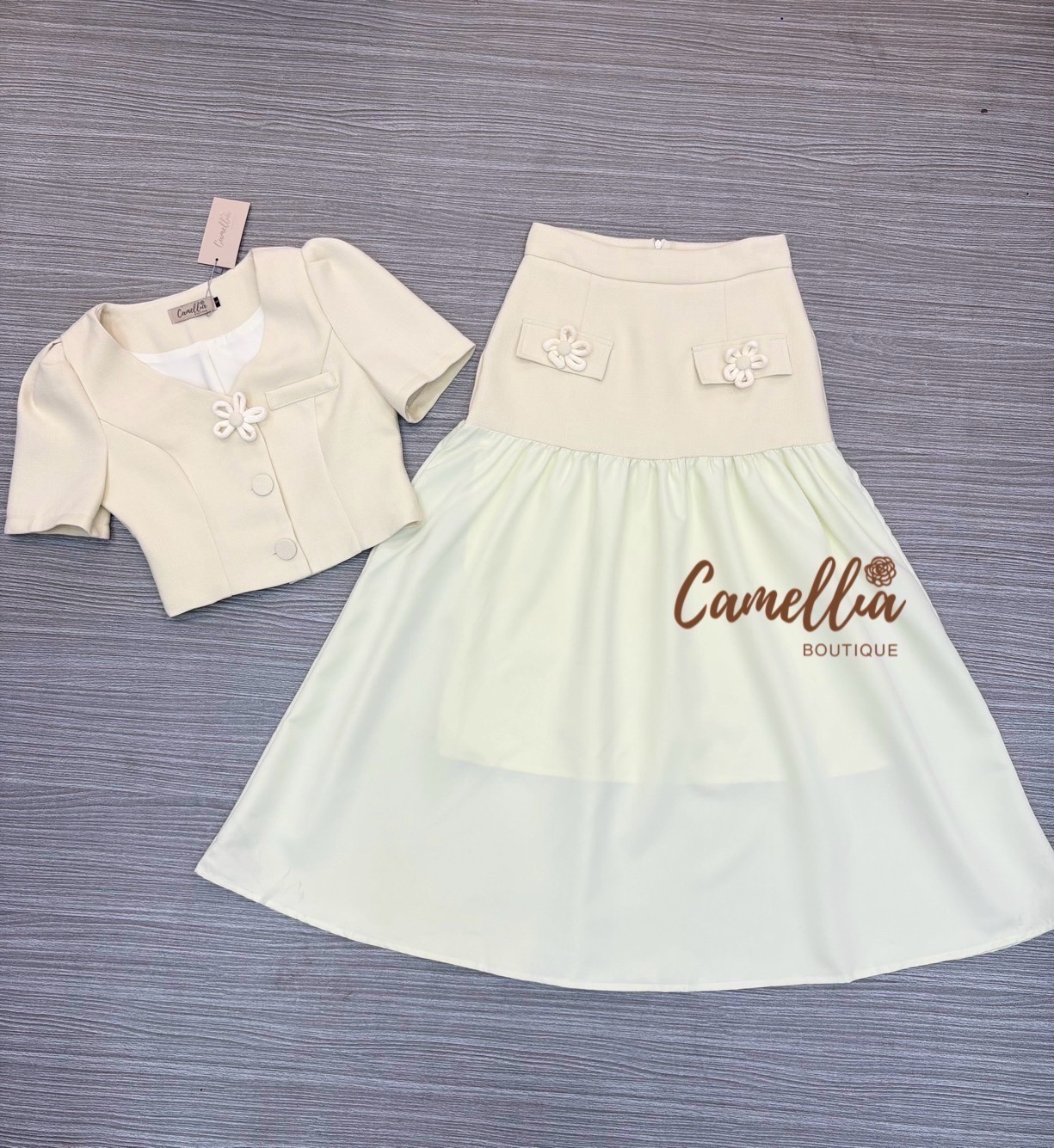 ชุดเซทแฟชั่น ชุดSet เสื้ิอแขนสั้นแต่งดอกไม้ที่หน้าอก มาคู่กับกระโปรงเอวสูง แต่งดอกไม้เข้ากันทั้งชุด