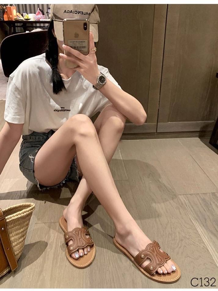 แบบเข้าใหม่ กำลังมาแรง รองเท้าแตะทรงสวม สันแบน งานหนังฉลุลาย ซีลีน งานสุดฮิต หนังนิ่ม น้ำหนักเบา ใส่สบายมาก กล่องเรียบ
