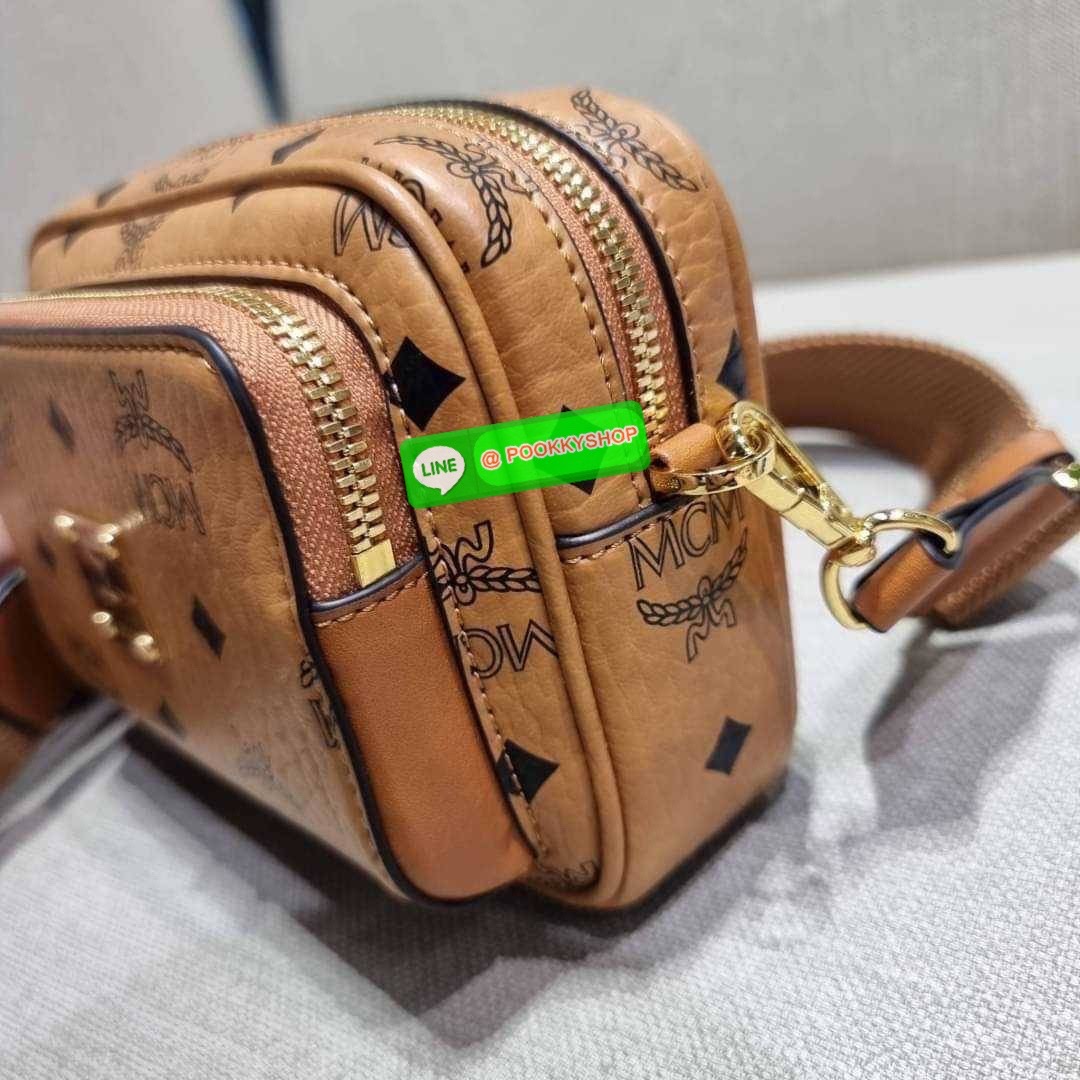 MCM X-MINI KLASSIK CROSSBODY BAG IN VISETOS รุ่นยูนิเซ็กส์มาแล้วจ้า!! ไซส์นี้ใช้ได้ทั้งหนุ่มๆสาวๆไปเลย กระเป๋าสะพายข้างทรงครอสบอดี้ ใบเล็กขนาดกะทัดรัด วัสดุหนังแคนวาสคุณภาพดี มีช่องหลัก 2 ช่อง ภายในมีช่องย่อยให้ 1 ช่อง มาพร้อมสายสะพายสปอร์ตที่ดีไซน์หรูไม่