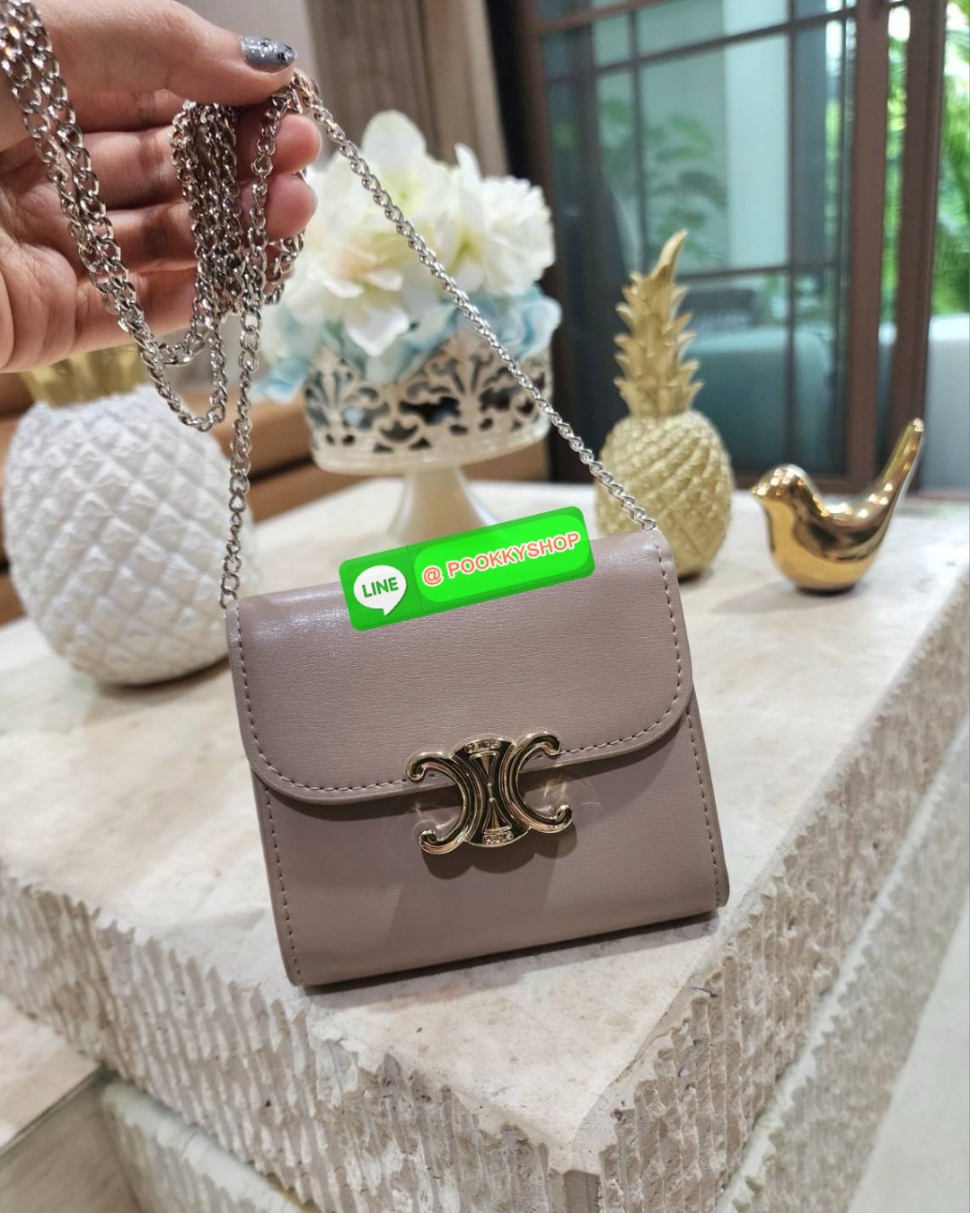 ✴️Don't Miss!✴️CELINE SHORT WALLET VIP GIFT WITH PURCHASE (GWP) กระเป๋าพรีเมี่ยมกิ๊ฟ Limited จาก CELINE HAUTE PARFUME DUTYFREE COUNTER หนังเรียบสวยอยู่ทรงมีโลโก้ด้านหน้าเปิดปิดด้วยฝาพับกระดุม ภายในมีช่องแบ่งหลายช่อง มีช่องใส่บัตรหลายช่อ