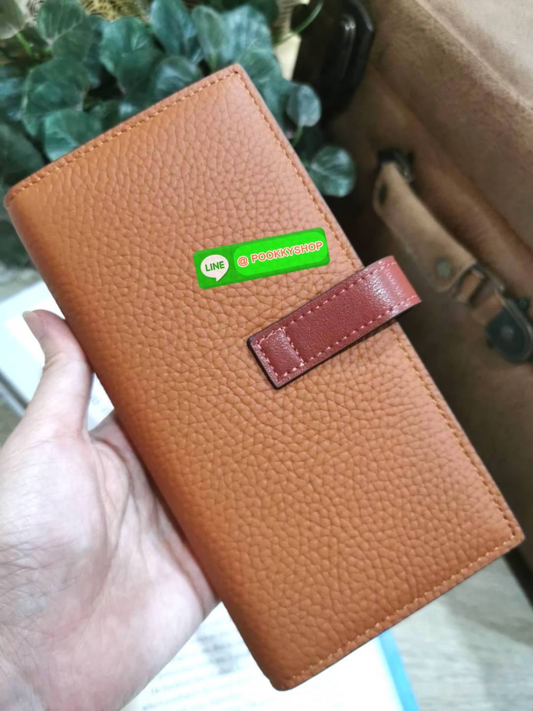 ✴️Don't Miss!✴️NEW! LOEWE LONG WALLET BAG VIP GIFT WITH PURCHASE-GWP กระเป๋าพรีเมี่ยมกิ๊ฟ Limited จาก LOEWE DUTYFREE COUNTER วัสดุหนังแท้เทคเจอร์สวยอยู่ทรงปั้มโลโก้แบรนด์ด้านหน้าเปิดปิดด้วยกระดุม ภายในมีช่องใส่ธนบัตรหลายช่อง ช่องหลักสาม